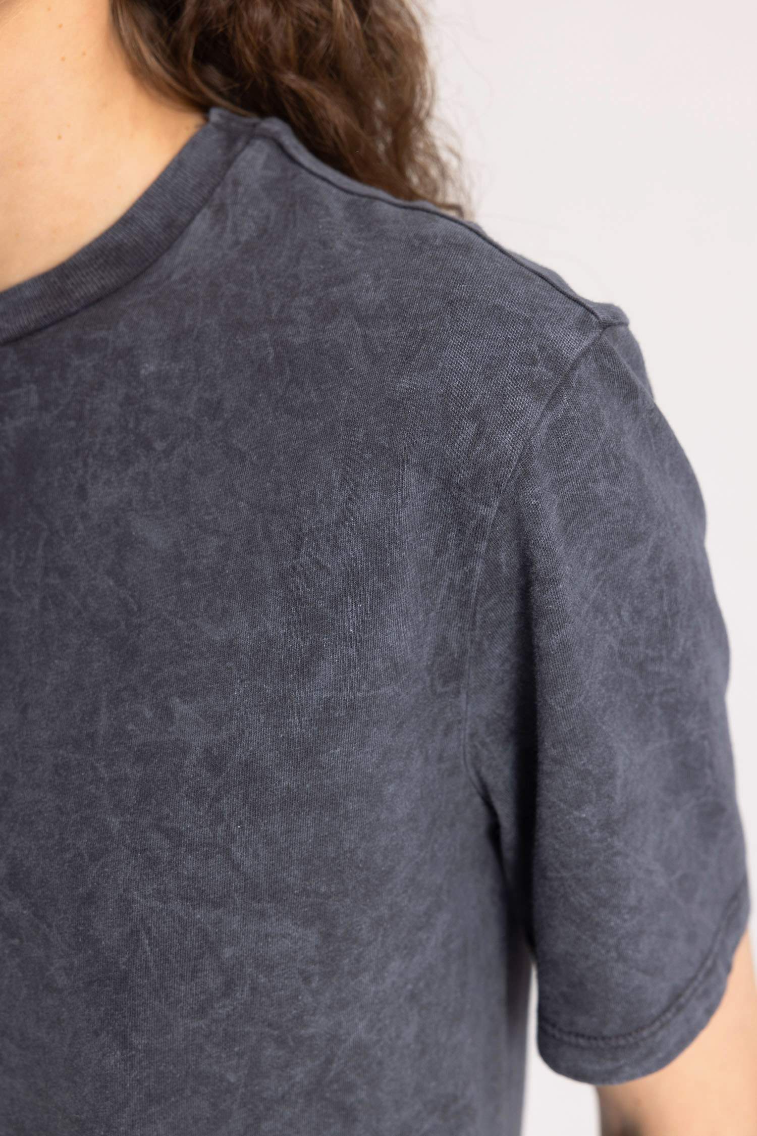 تيشيرت نص كم برقبة مستديرة وقصة عادية