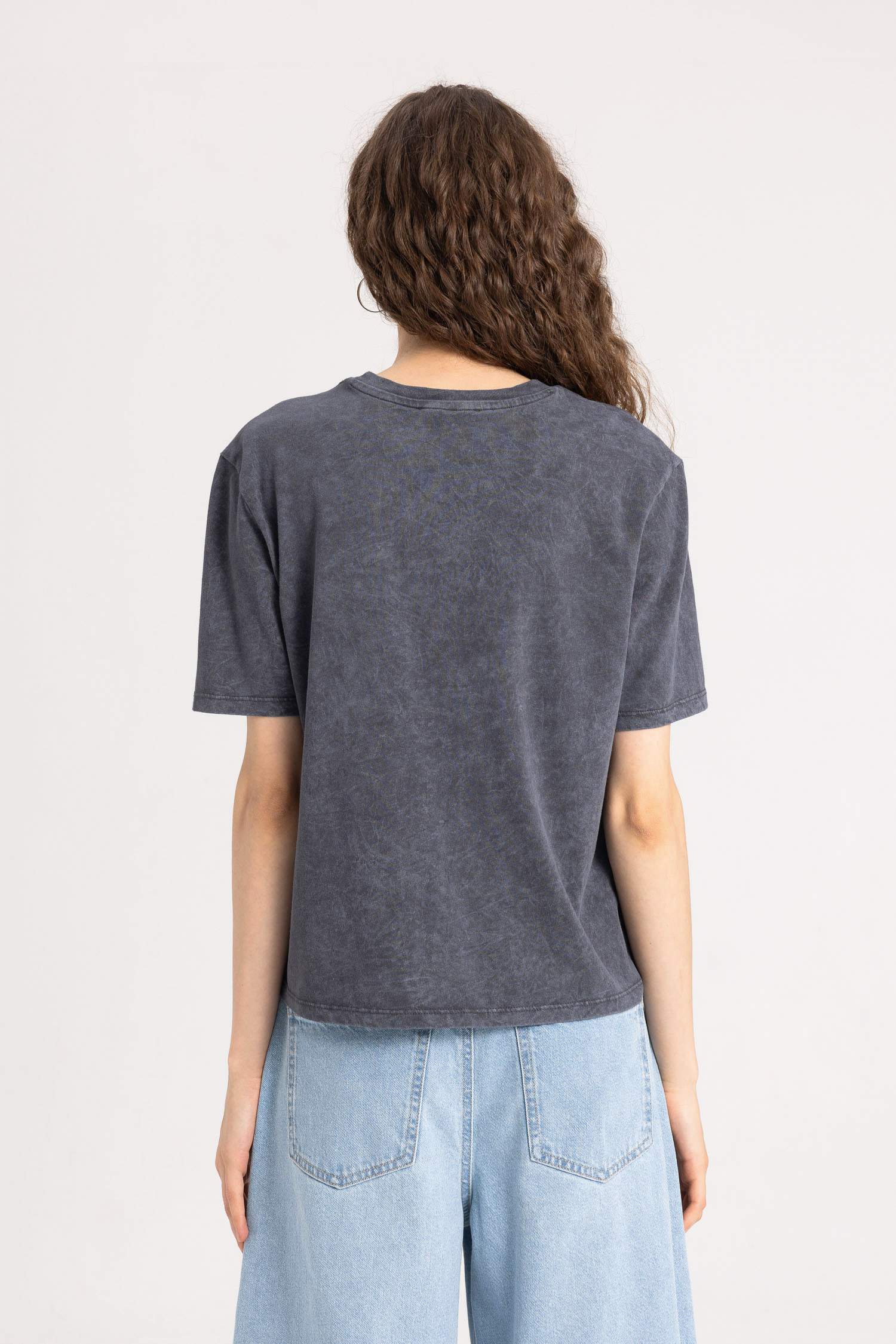 تيشيرت نص كم برقبة مستديرة وقصة عادية