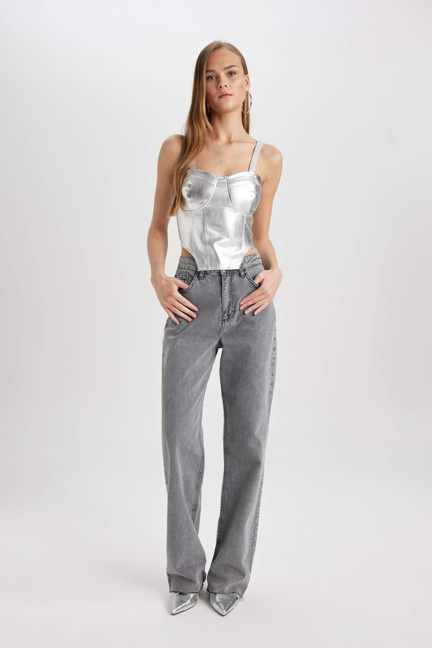 Kalp Yaka Korse Görünümlü Parlak Kumaş Askılı Bluz