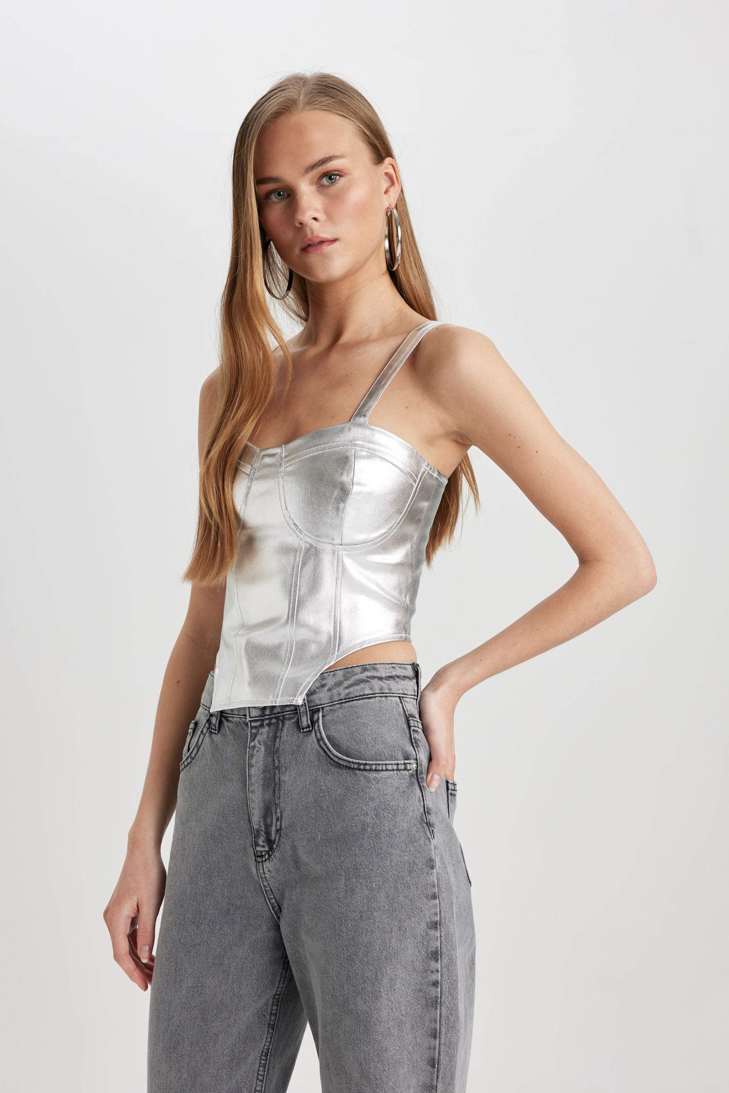 Kalp Yaka Korse Görünümlü Parlak Kumaş Askılı Bluz