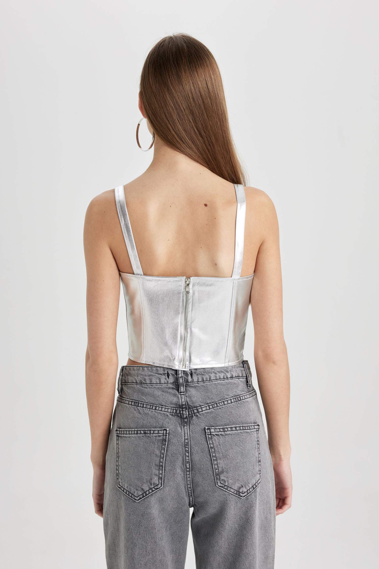 Kalp Yaka Korse Görünümlü Parlak Kumaş Askılı Bluz