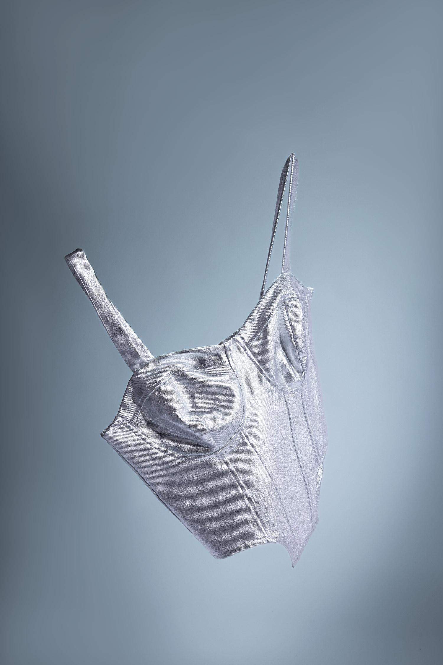 Kalp Yaka Korse Görünümlü Parlak Kumaş Askılı Bluz