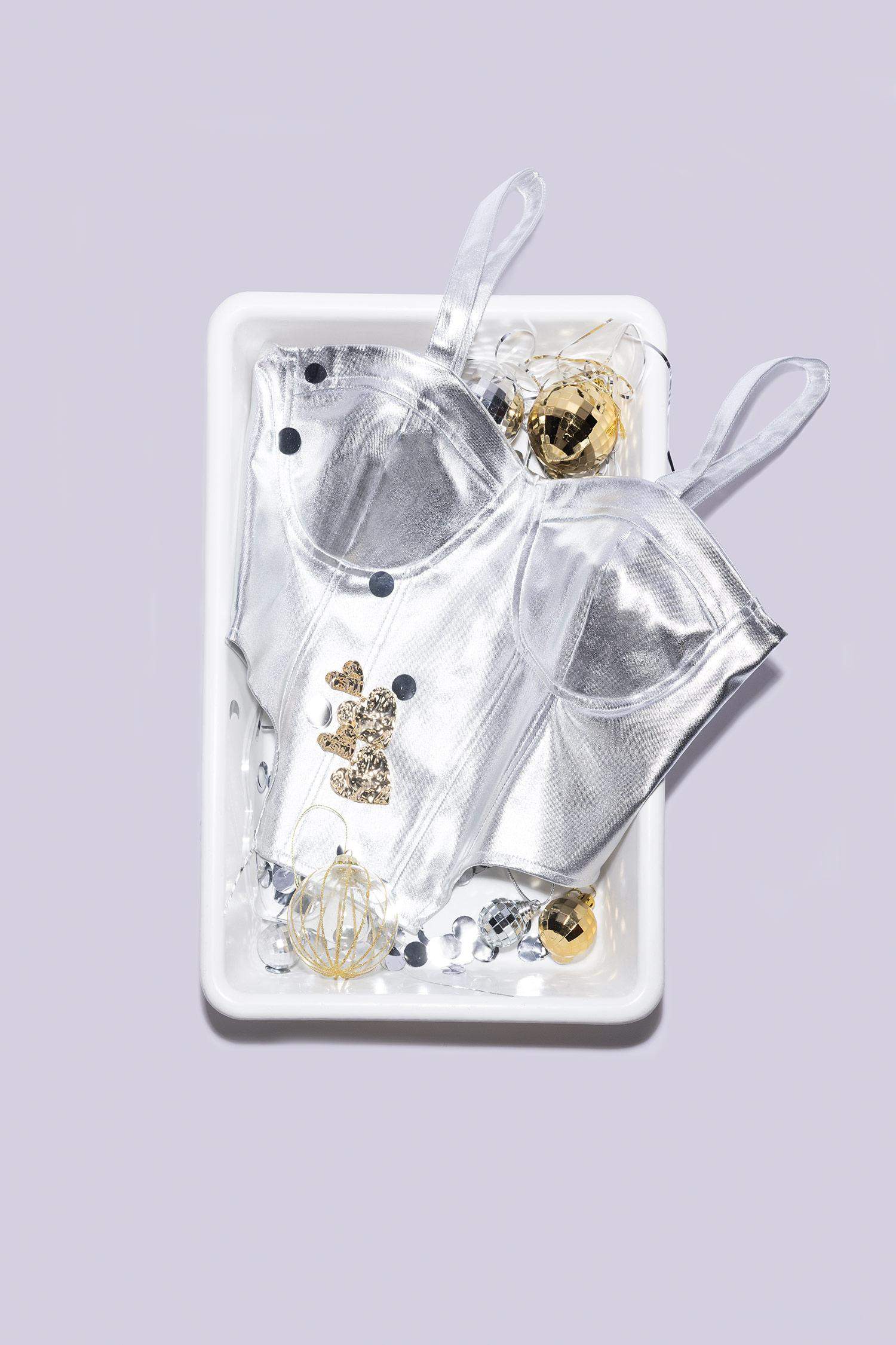 Kalp Yaka Korse Görünümlü Parlak Kumaş Askılı Bluz