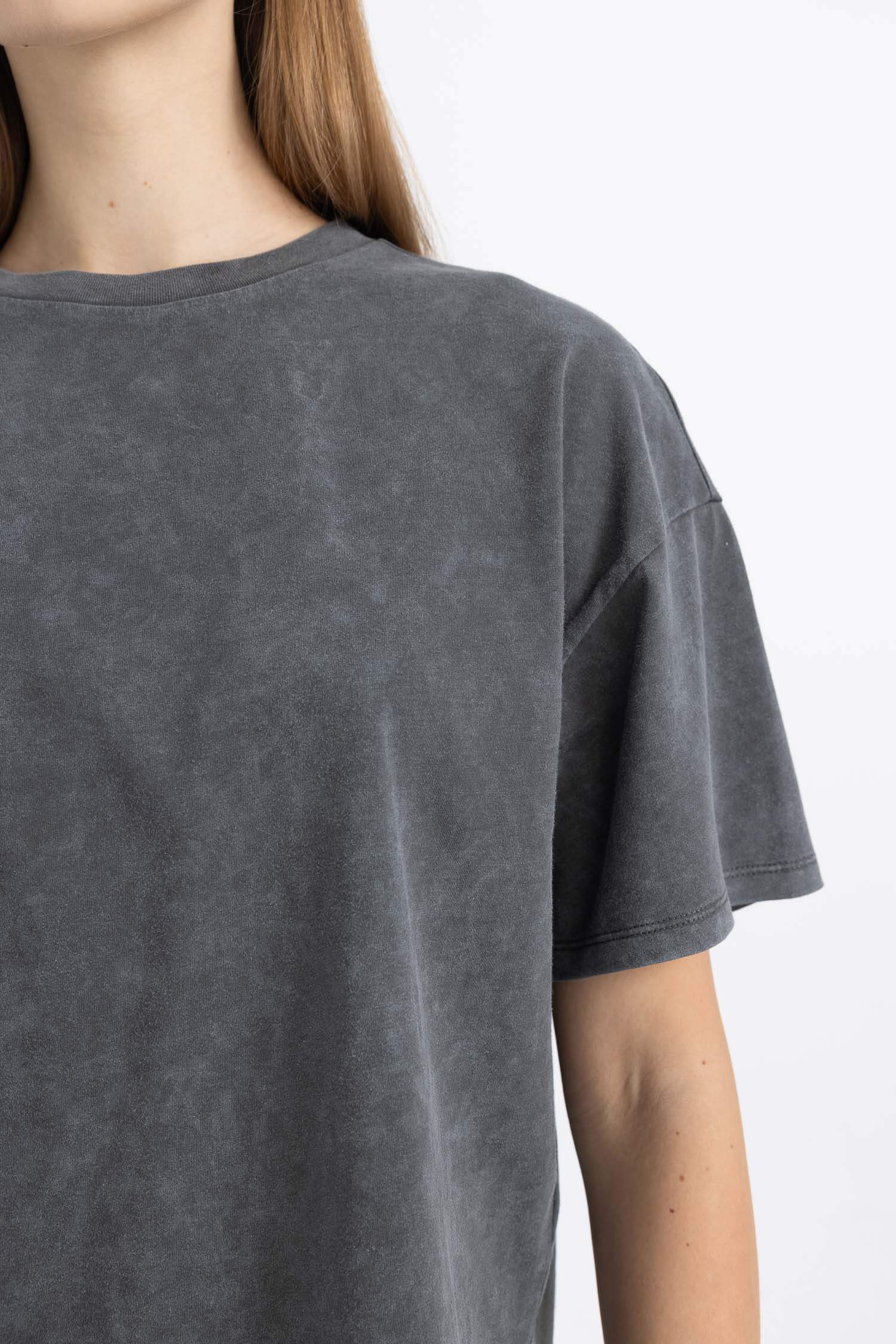 تيشيرت نص كم واسع بتأثير باهت