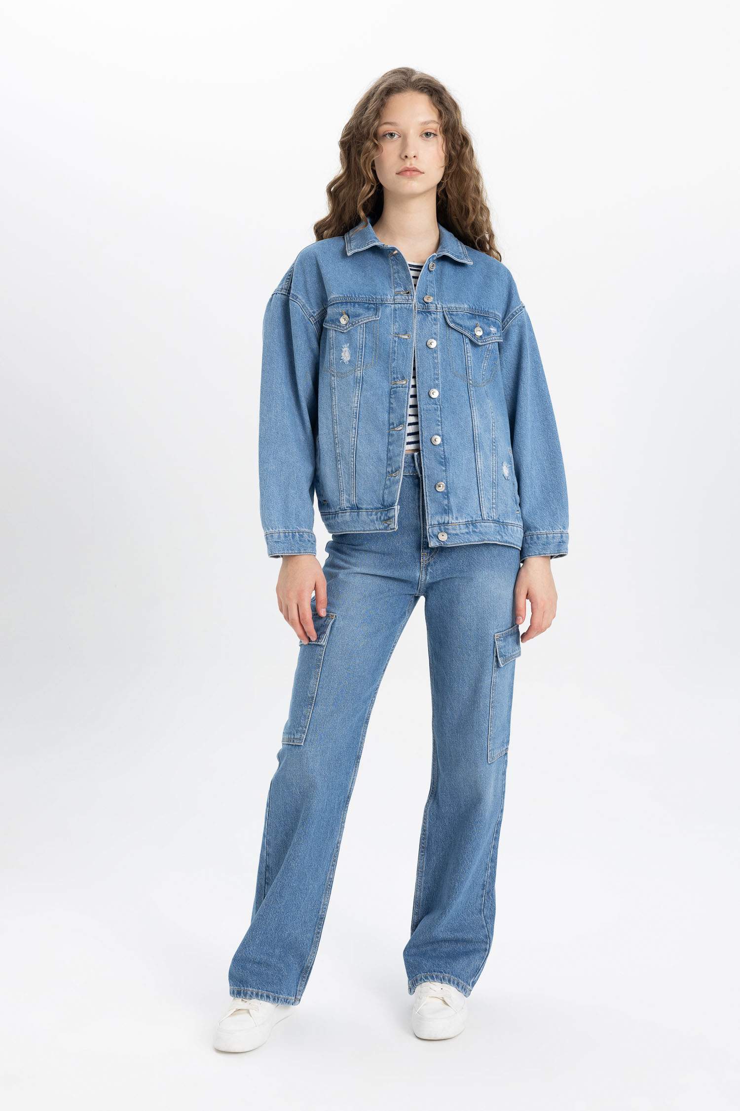 جاكيت جينز واسع