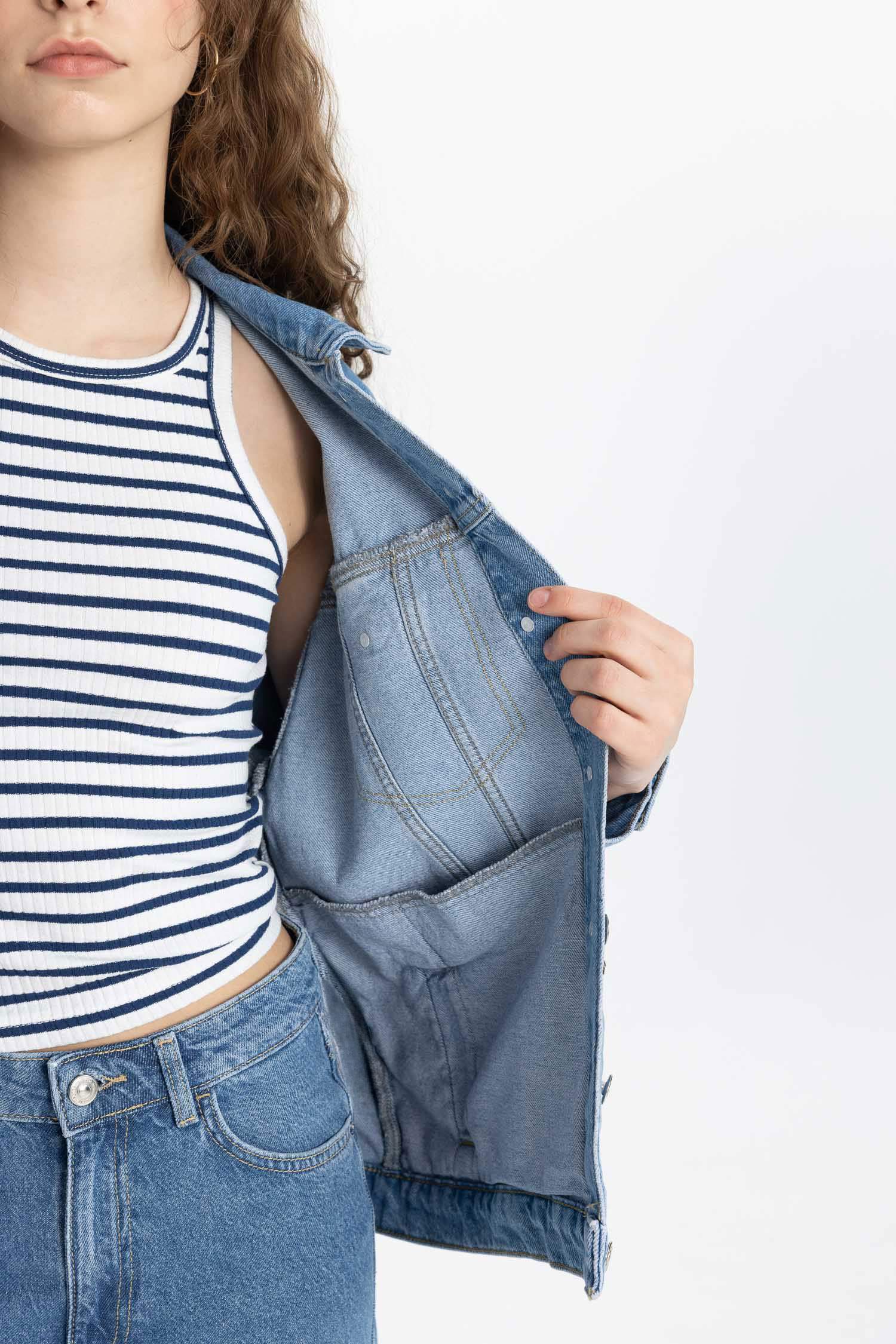 جاكيت جينز واسع