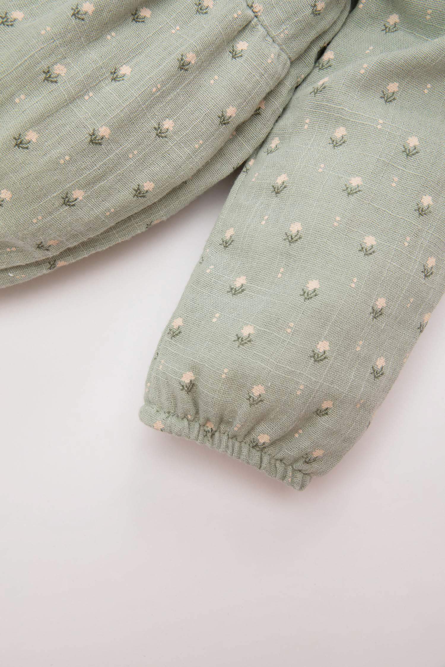 طقم بيبي بناتي حديثي الولادة جمبسوت فلورال وشرابات - قطعتين