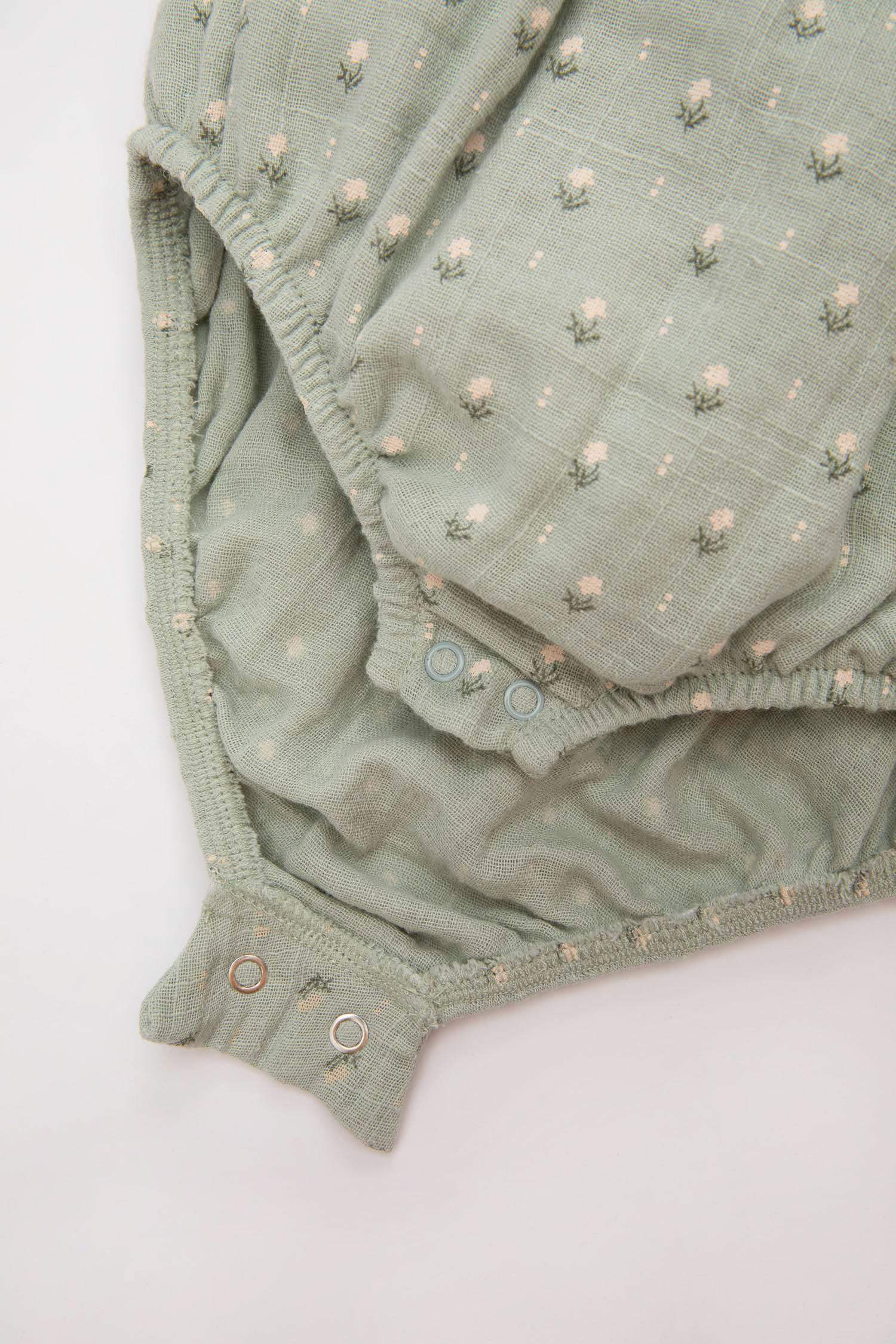 طقم بيبي بناتي حديثي الولادة جمبسوت فلورال وشرابات - قطعتين