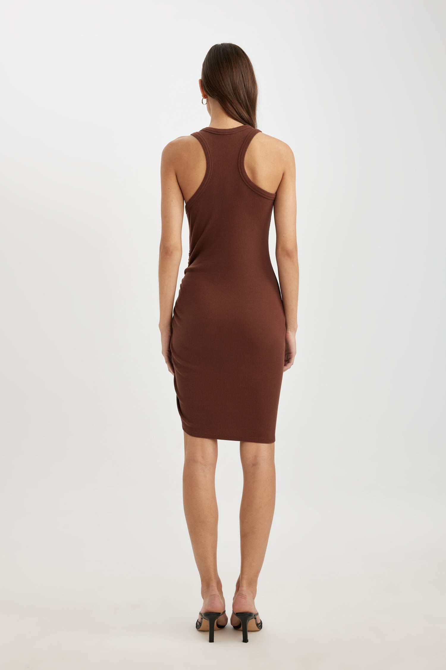 فستان قصير بدون ردن مضلع بوديكون بياخة مدورة