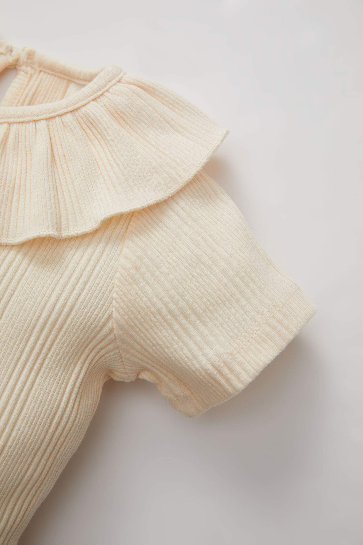 تيشيرت بناتي نص كم مضلع قصة عادية