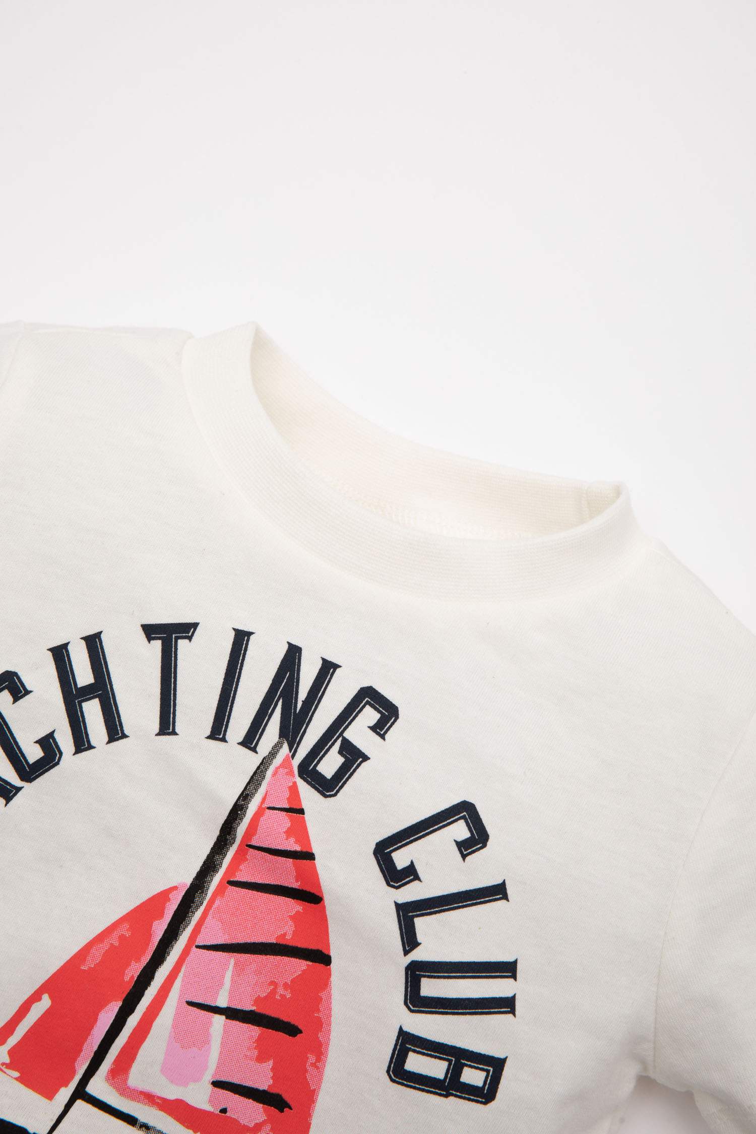 سيت ولادي شورت وتيشيرت بطبعة بحر - قطعتين