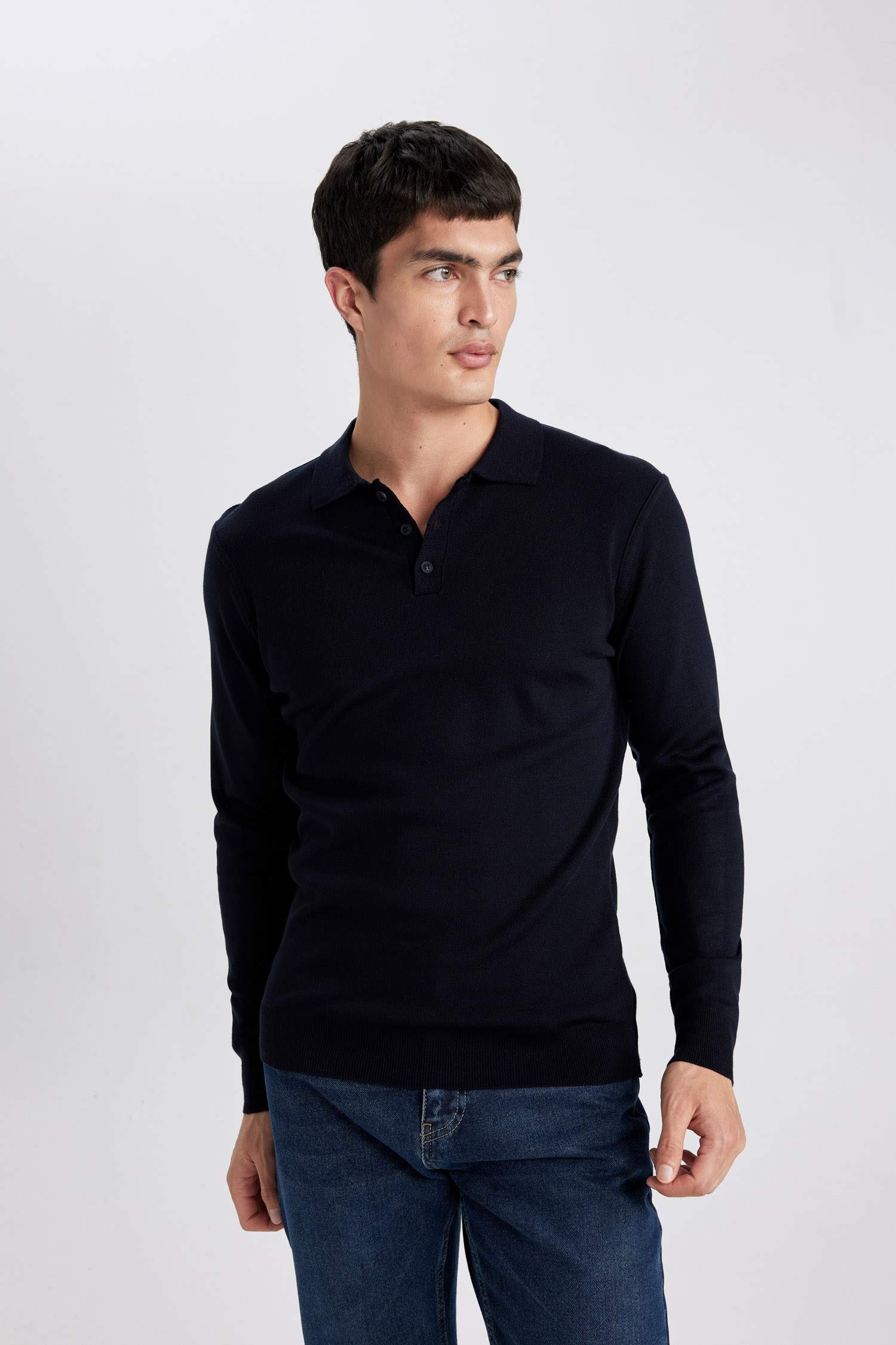 Свитер стандартного кроя с воротником поло