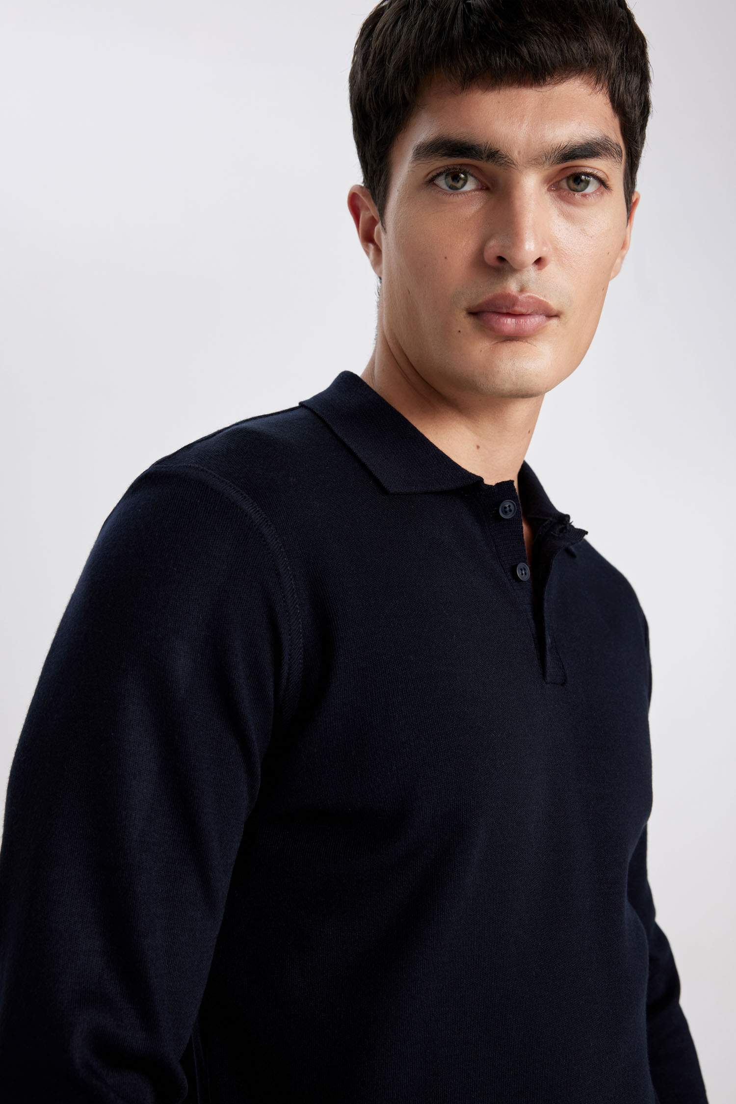 Свитер стандартного кроя с воротником поло