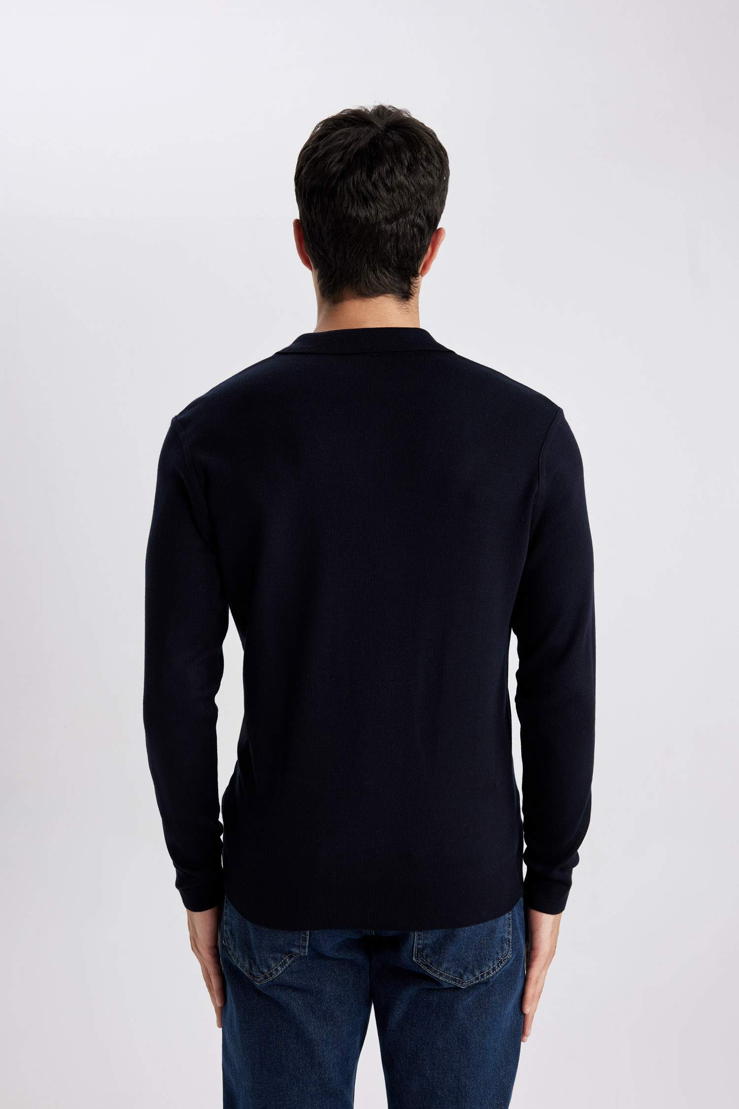 Свитер стандартного кроя с воротником поло