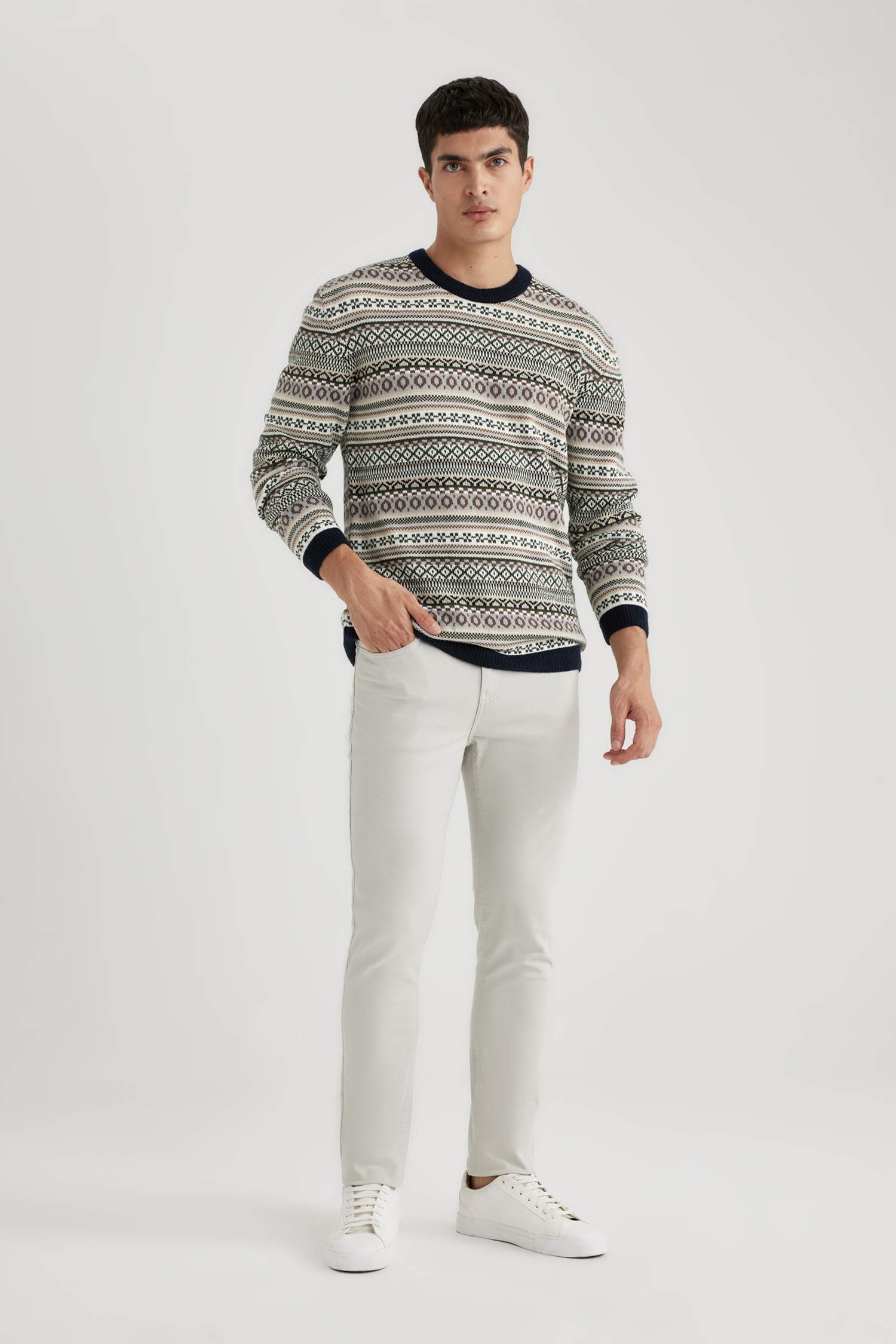 Standart Fit Normal Kesim Bisiklet Yaka Jakarlı Desenli Triko Kazak