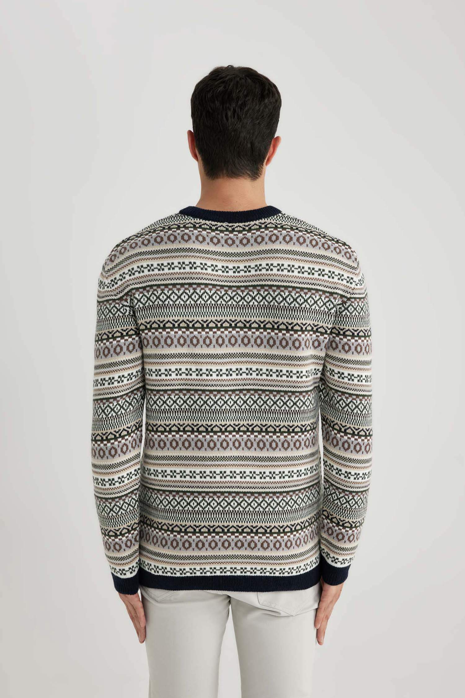 Standart Fit Normal Kesim Bisiklet Yaka Jakarlı Desenli Triko Kazak