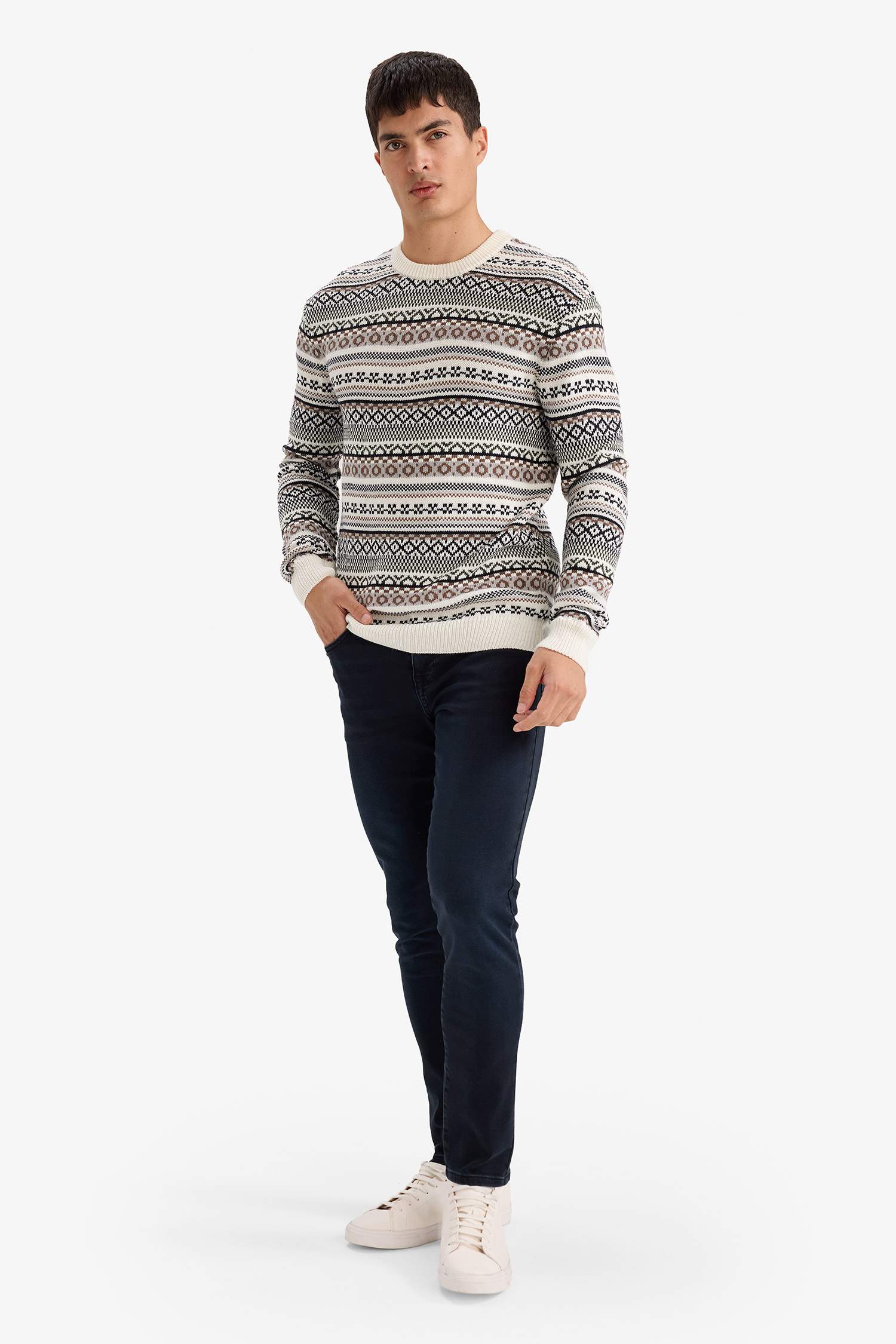 بلوفر تريكو قصة عادية بياقة مستديرة