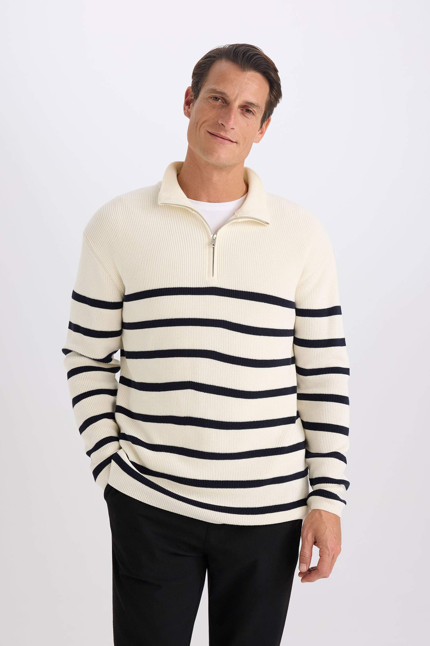 Standart Fit Normal Kesim Dik Yaka Fermuarlı Çizgili Triko Kazak