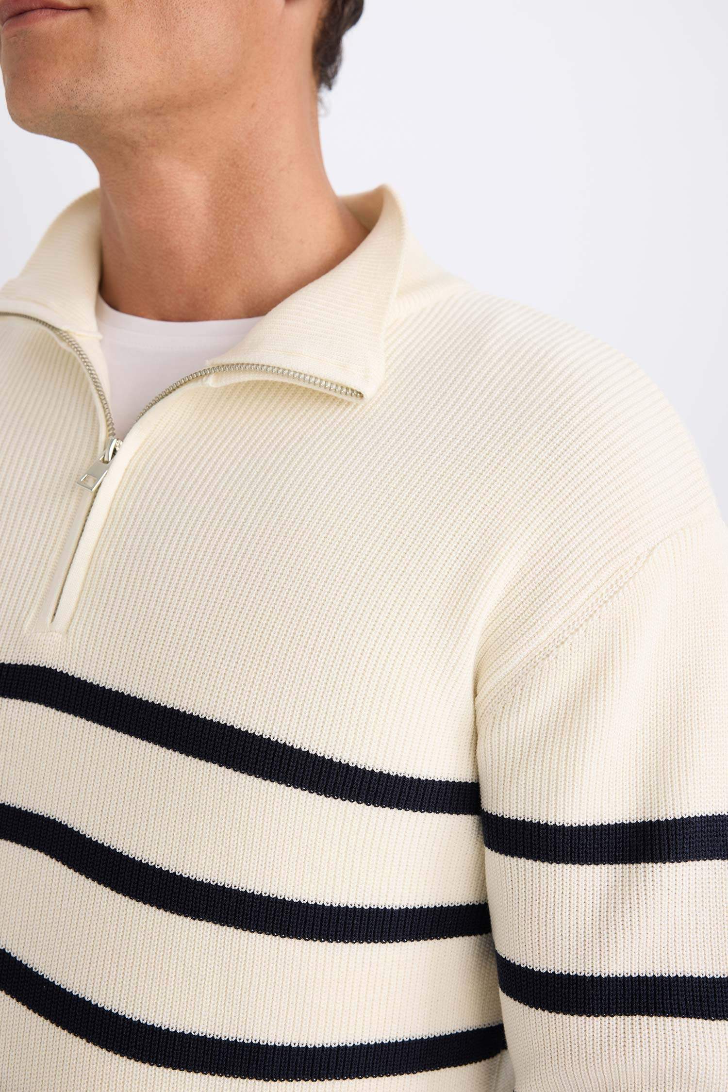 Standart Fit Normal Kesim Dik Yaka Fermuarlı Çizgili Triko Kazak