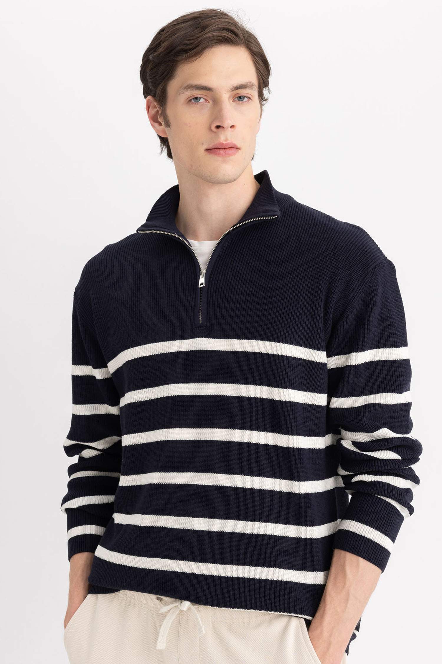 Standart Fit Normal Kesim Dik Yaka Fermuarlı Çizgili Triko Kazak