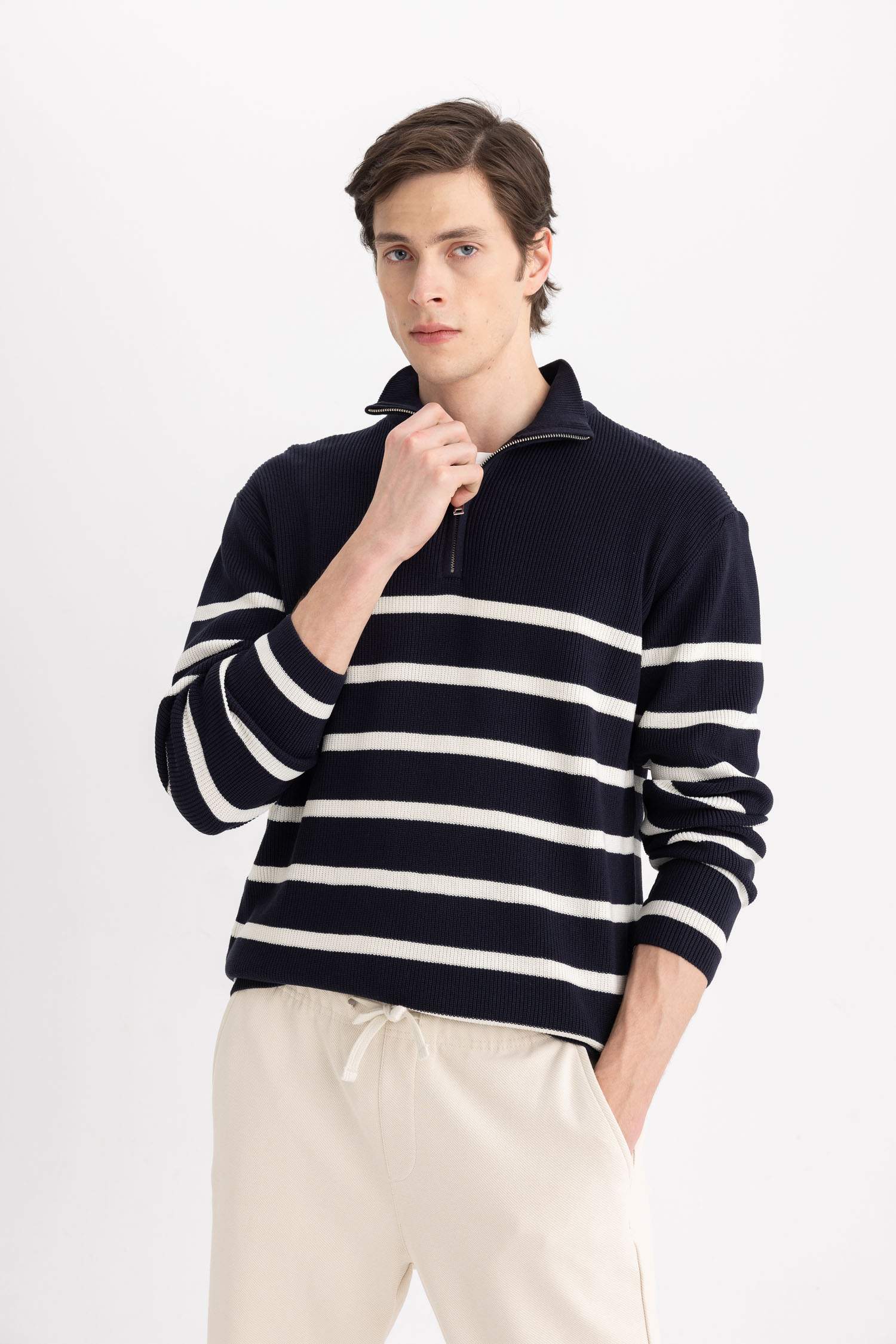 Standart Fit Normal Kesim Dik Yaka Fermuarlı Çizgili Triko Kazak