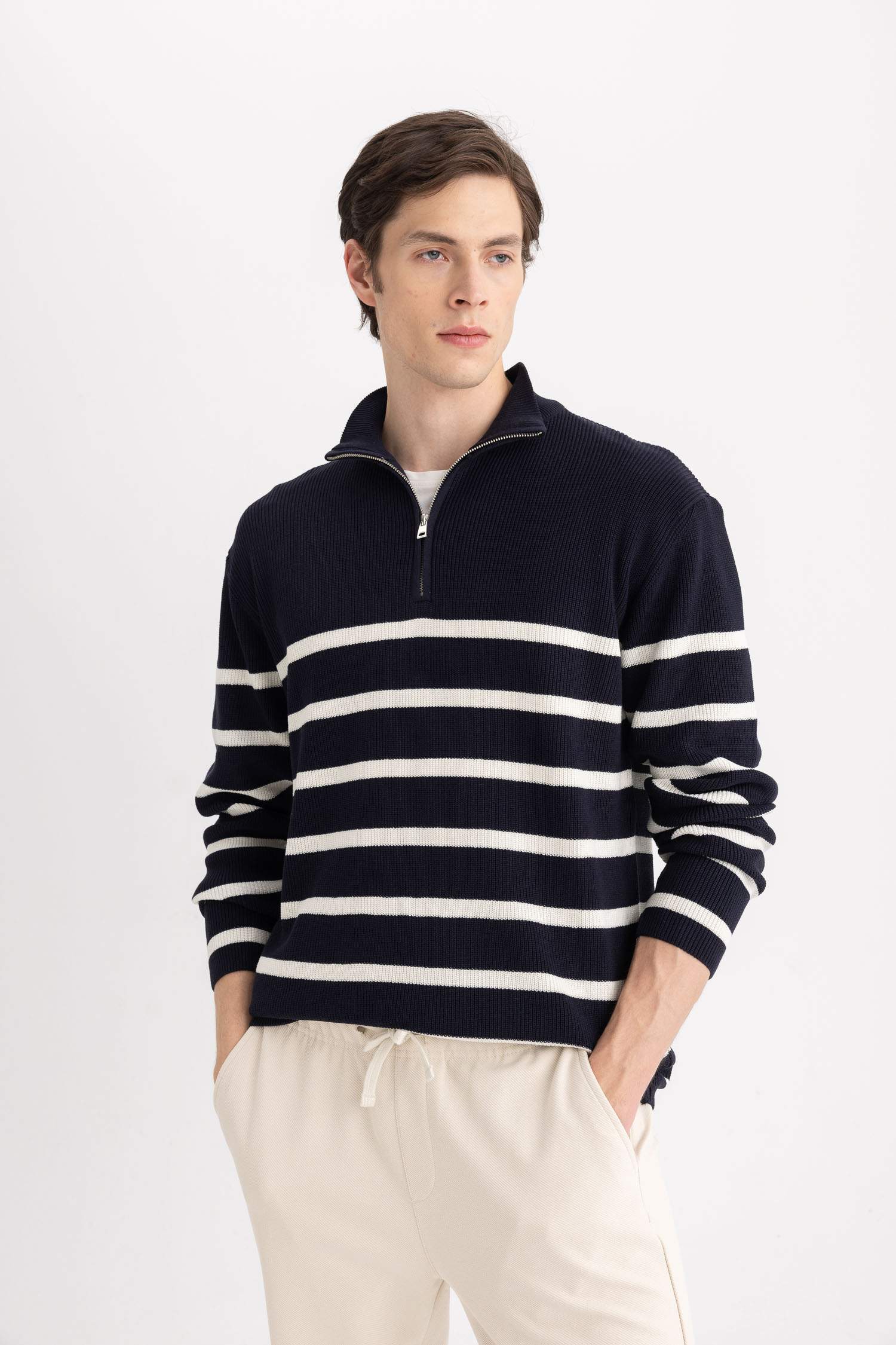 Standart Fit Normal Kesim Dik Yaka Fermuarlı Çizgili Triko Kazak