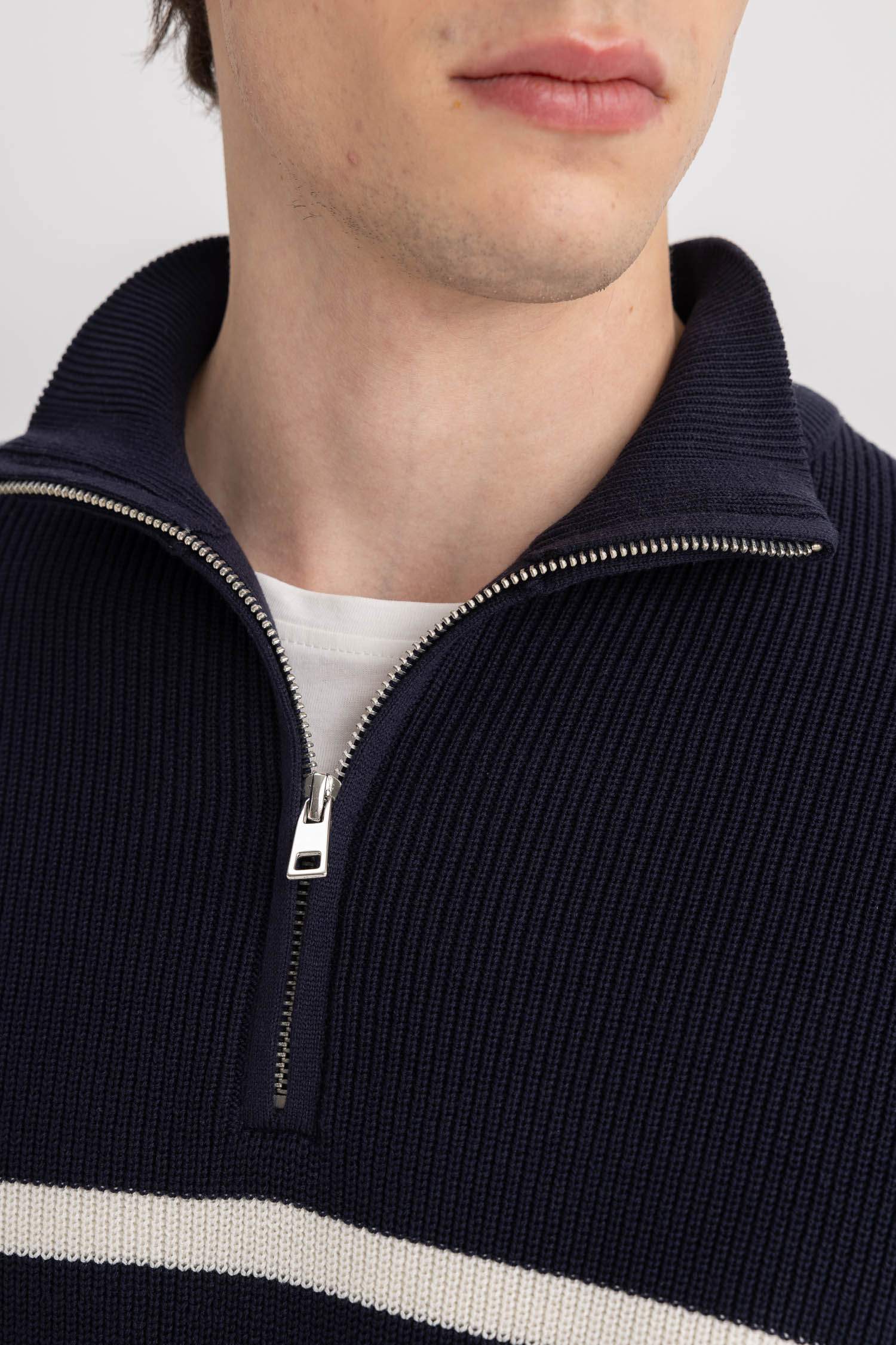 Standart Fit Normal Kesim Dik Yaka Fermuarlı Çizgili Triko Kazak