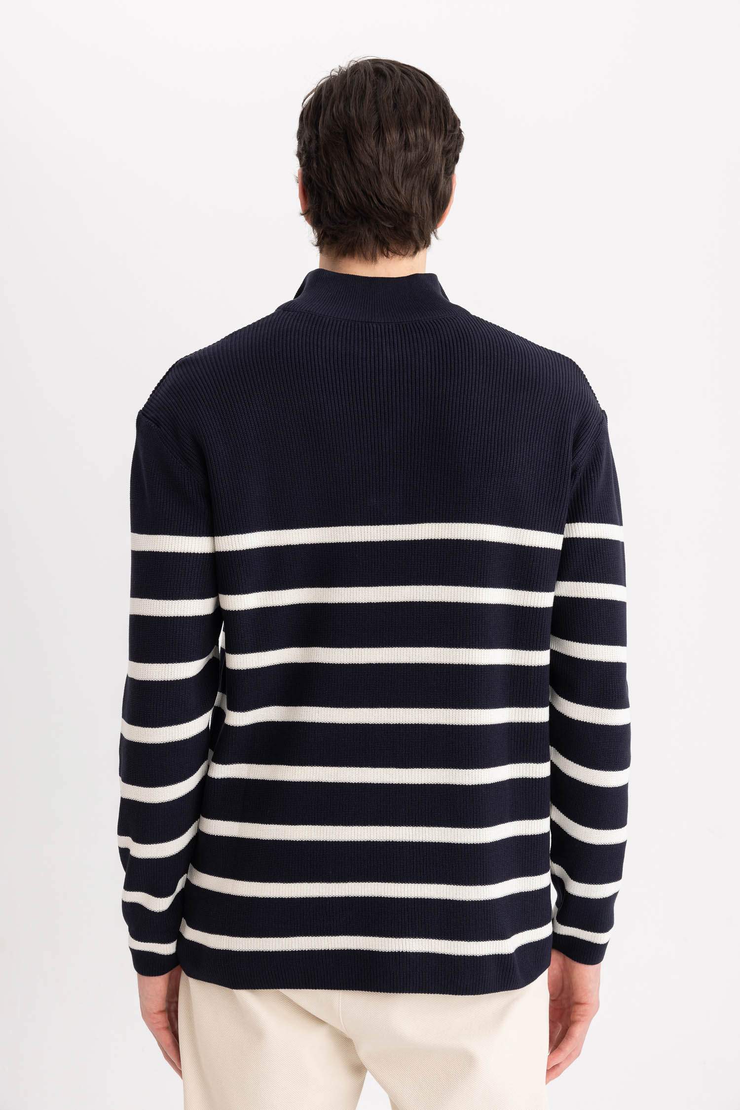 Standart Fit Normal Kesim Dik Yaka Fermuarlı Çizgili Triko Kazak