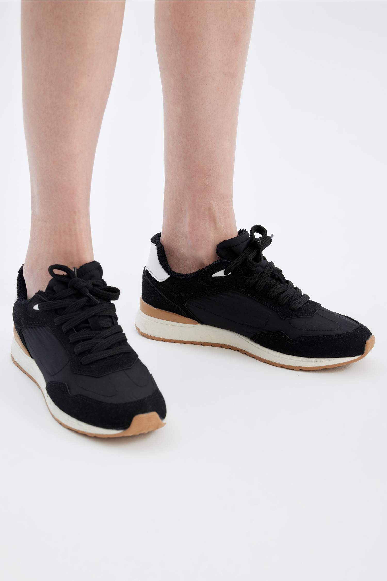 Woman Flat Sole Sneaker