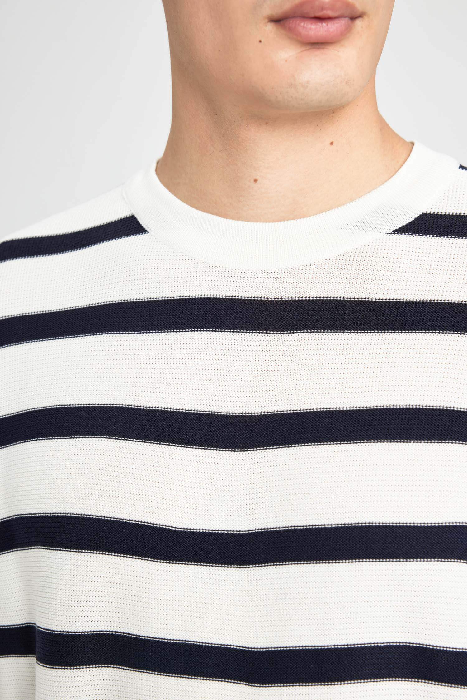 Standart Fit Normal Kesim Bisiklet Yaka Triko Çizgili Kazak