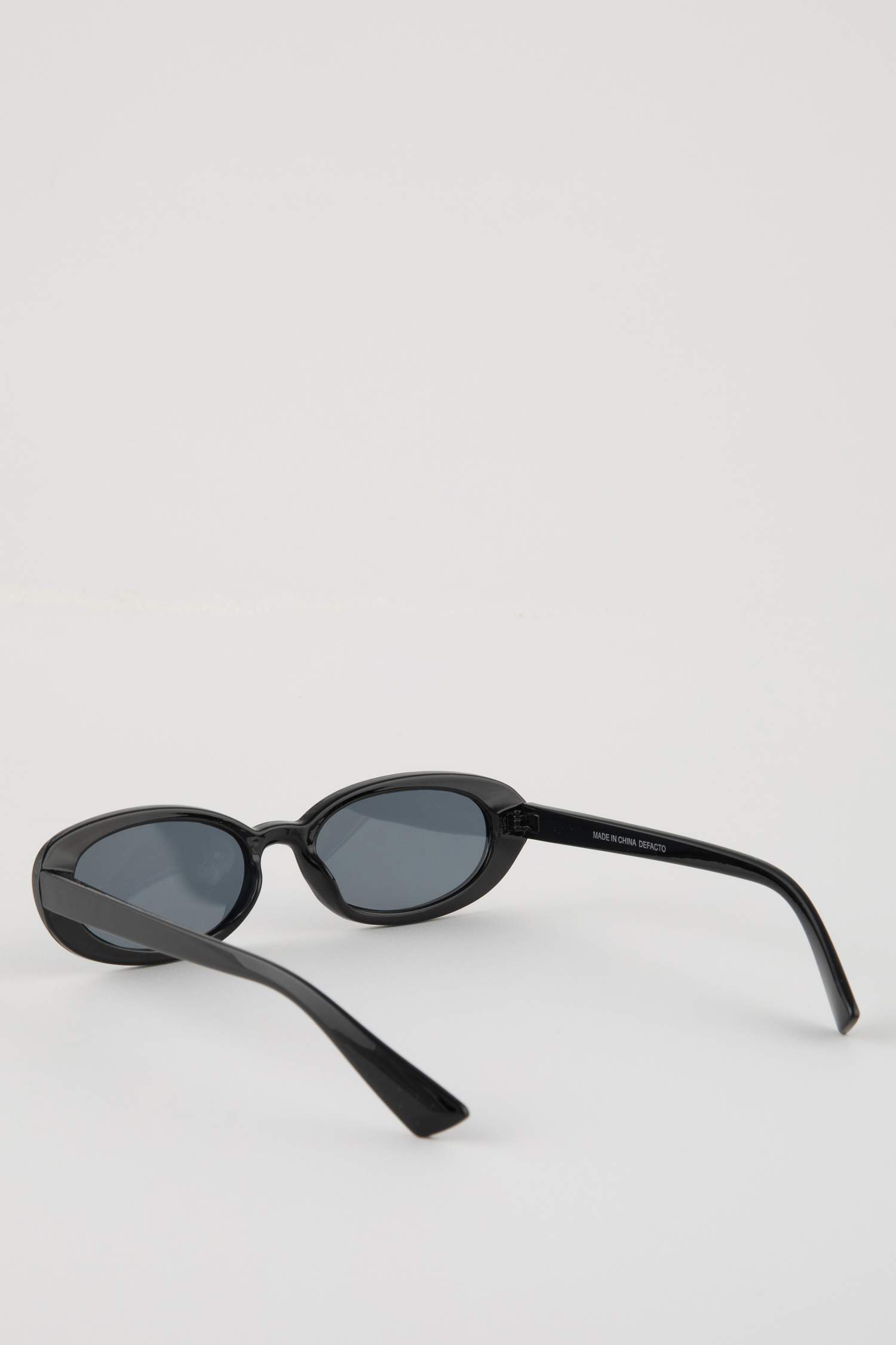 Woman Oval Plastic Sunglasses