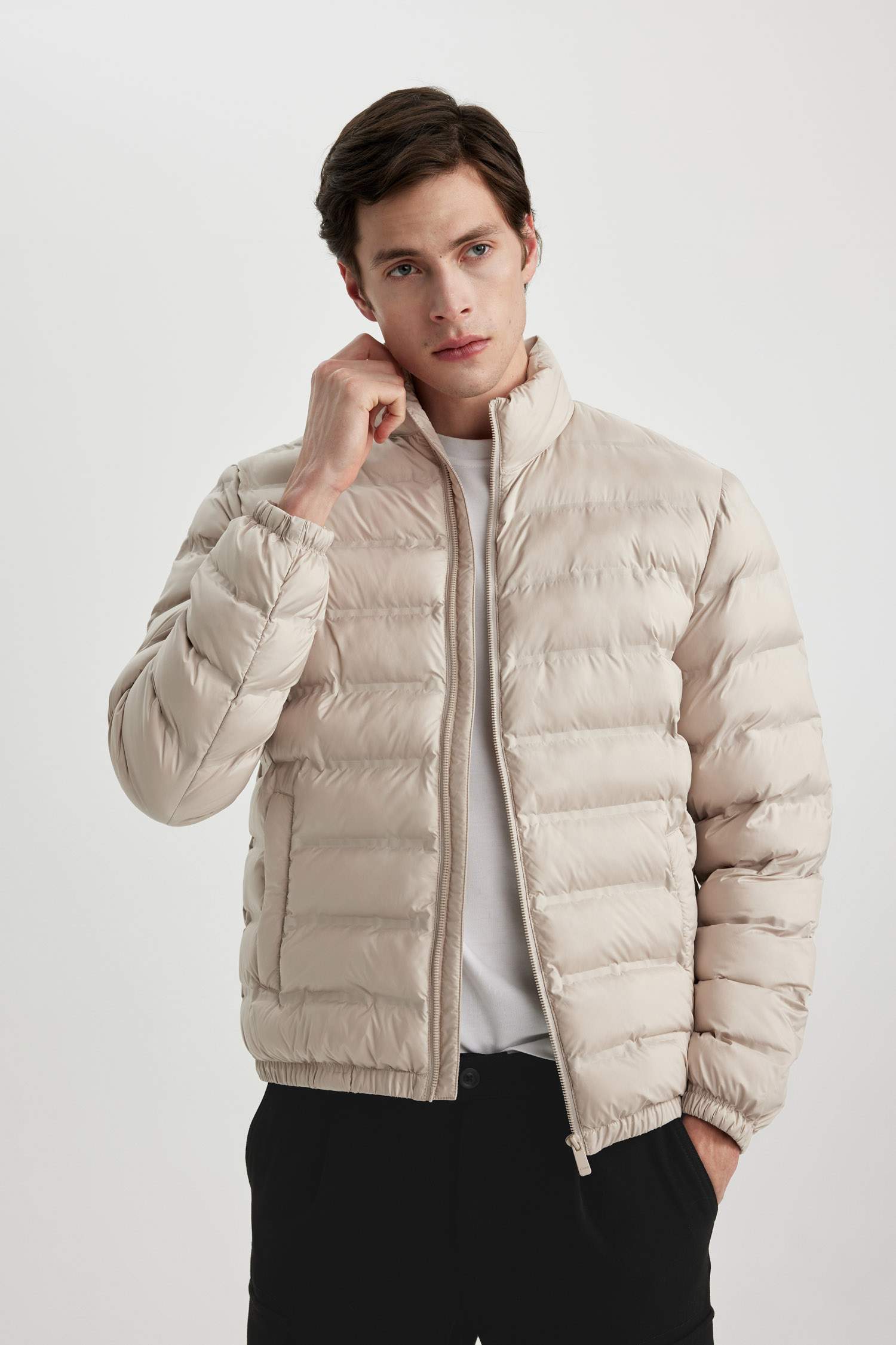 Slim Fit Mevsimlik Şişme Mont Dar Kesim Dik Yaka Fermuarlı Cepli