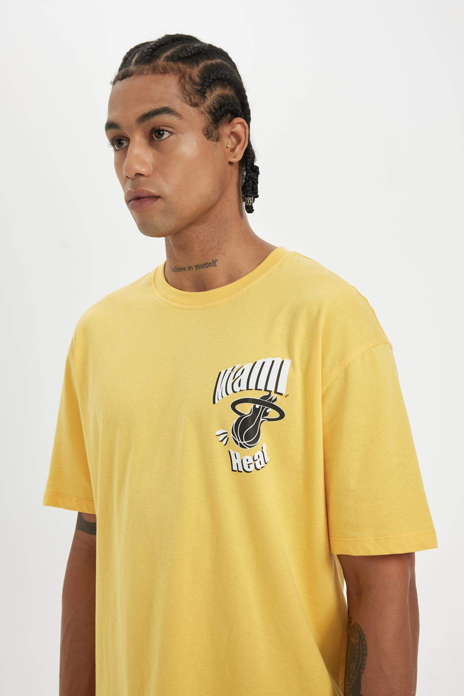 تيشيرت أوفر سايز برقبة مستديرة من ميامي هيت DeFactoFit