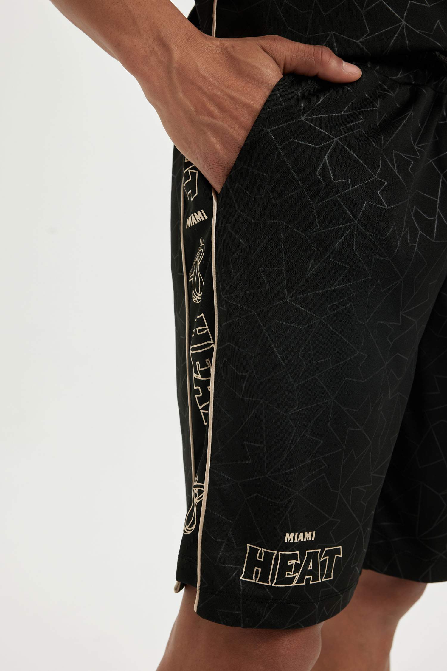 DeFactoFit NBA Miami Heat Standard Fit Heavy Fabric Shorts