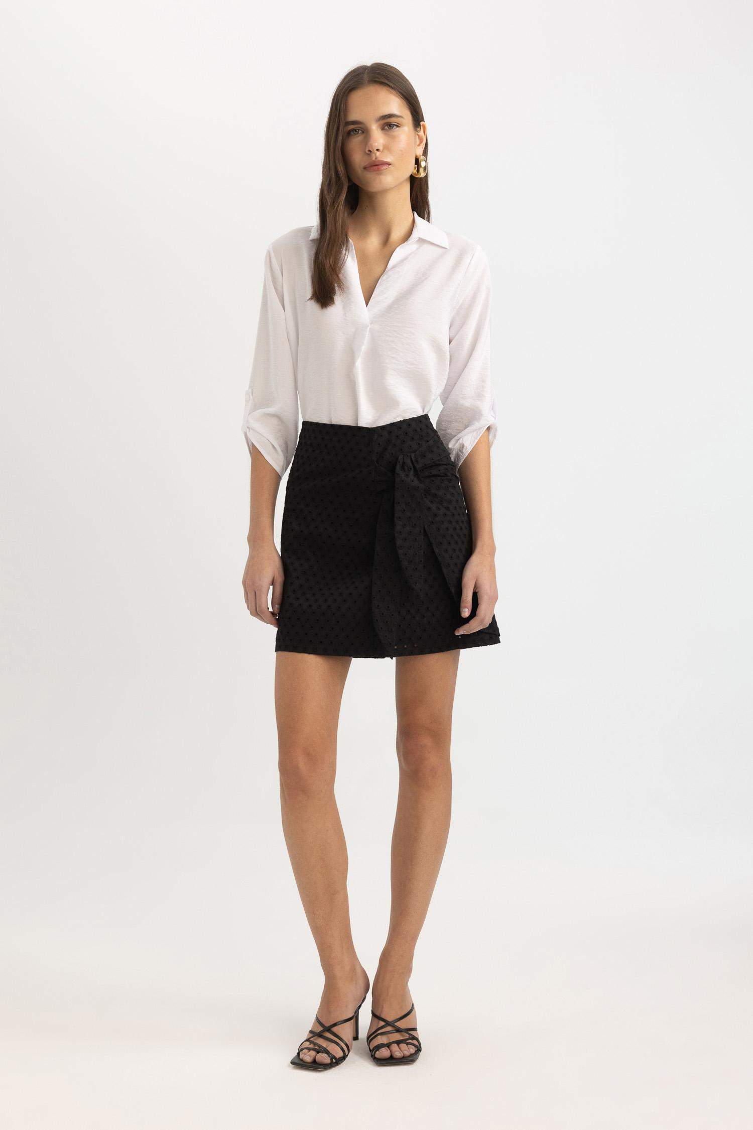 تنورة قصيرة مطرز بخصر عادي مبطن