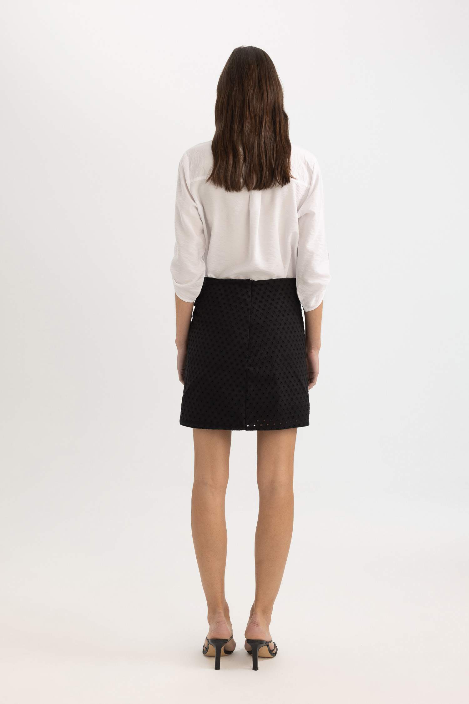 تنورة قصيرة مطرز بخصر عادي مبطن