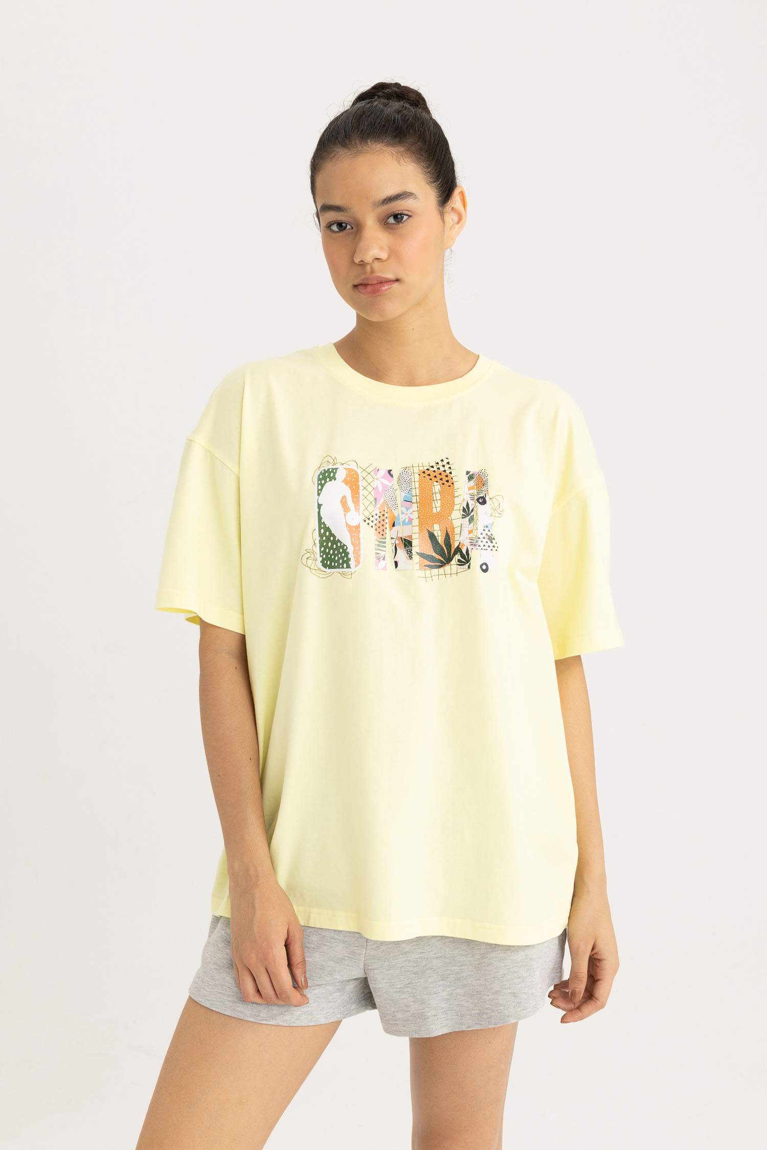 تيشيرت نص كم واسع برقبة مستديرة من NBA