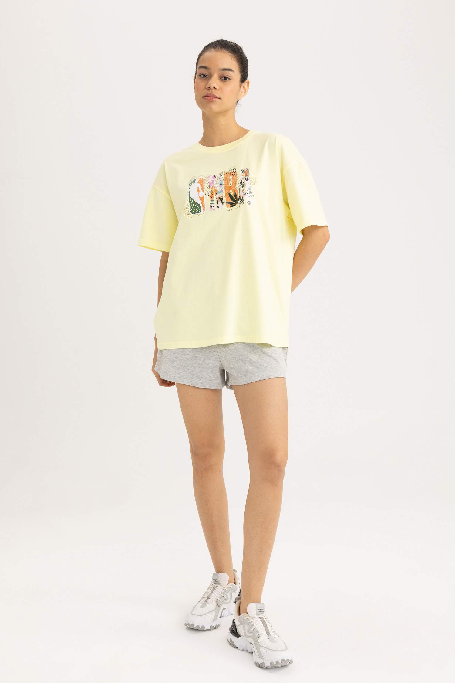 تيشيرت نص كم واسع برقبة مستديرة من NBA