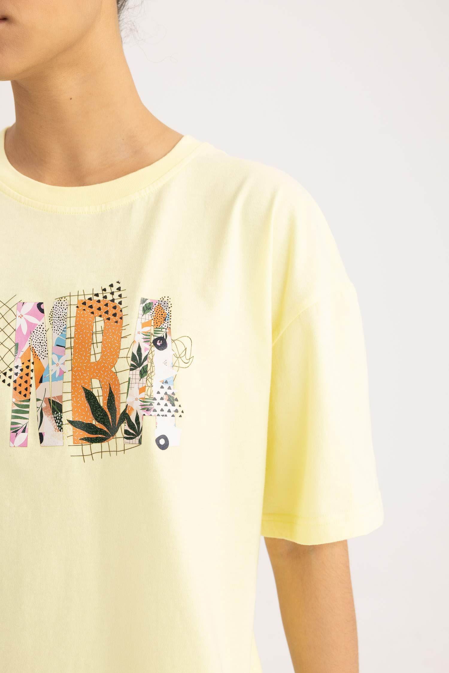 تيشيرت نص كم واسع برقبة مستديرة من NBA