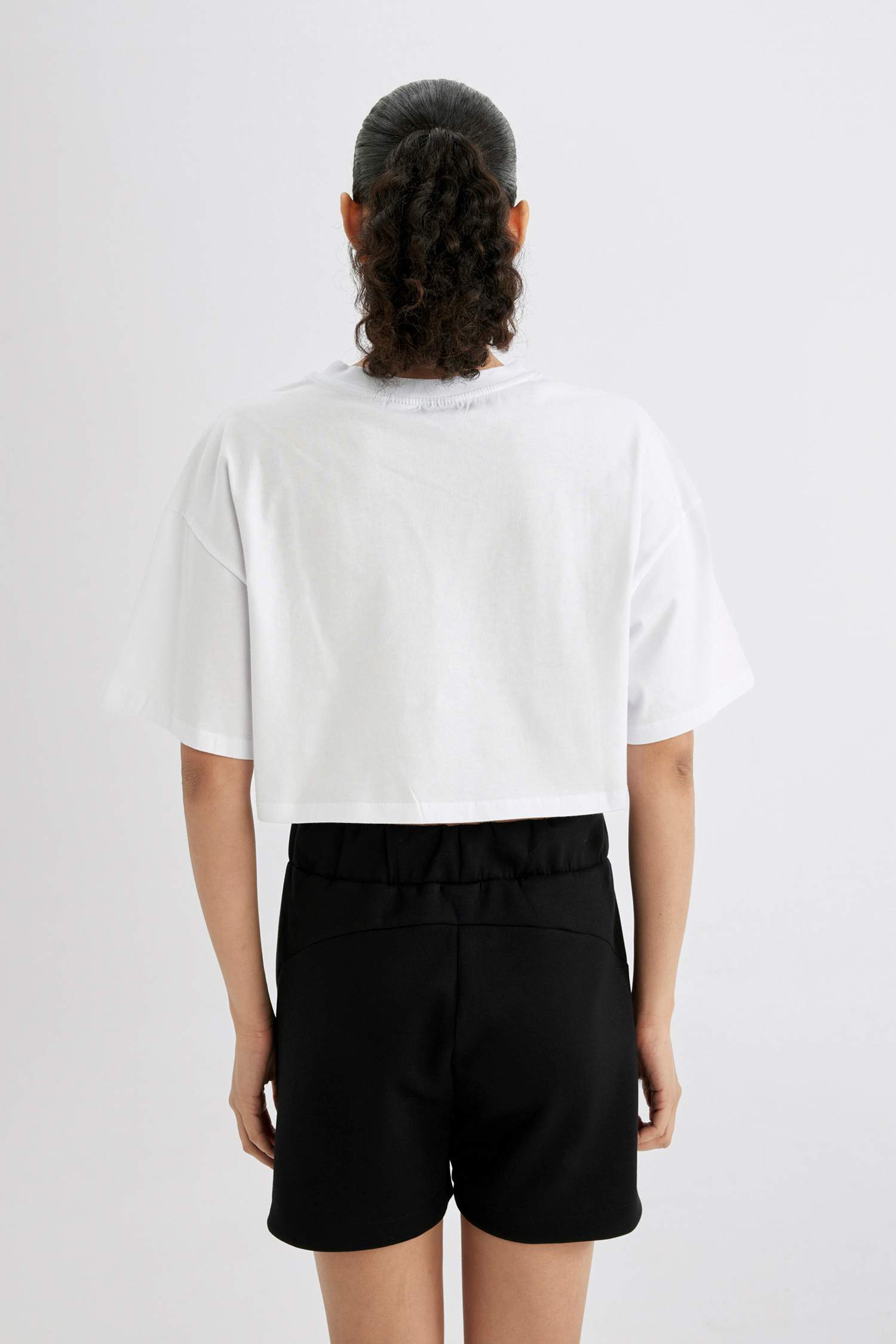 تيشيرت نص كم واسع برقبة مستديرة من NBA