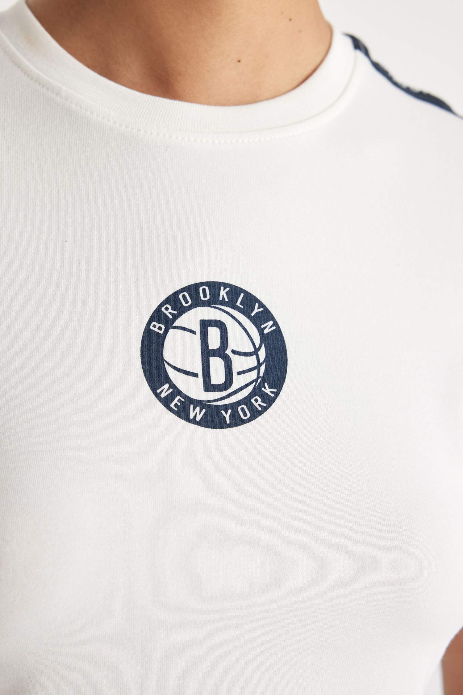 T-Shirt NBA Brooklyn Nets à manches courtes et col rond de DeFactoFit