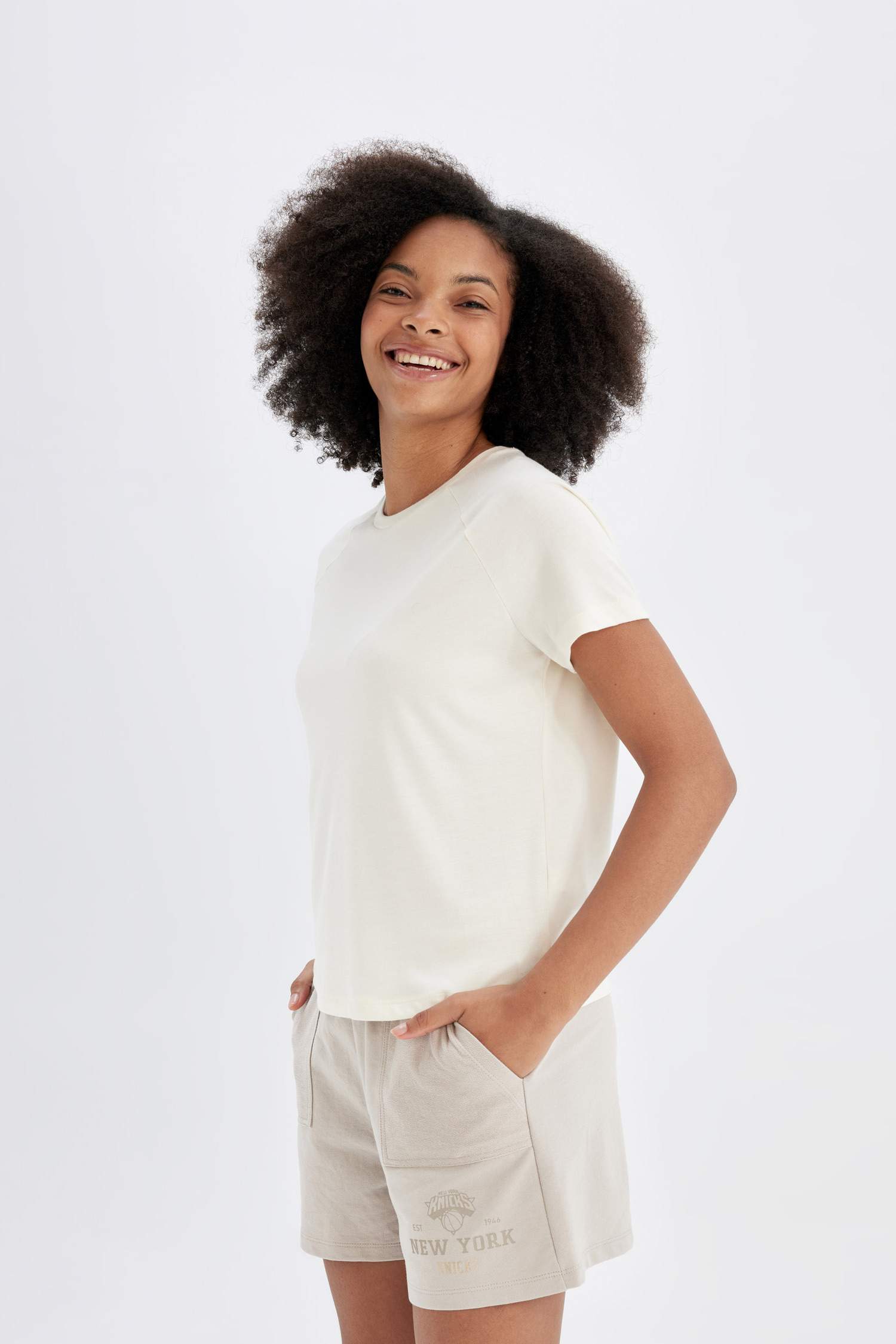 شورت قصير بجيوب من نيويورك نيكس DeFactoFit