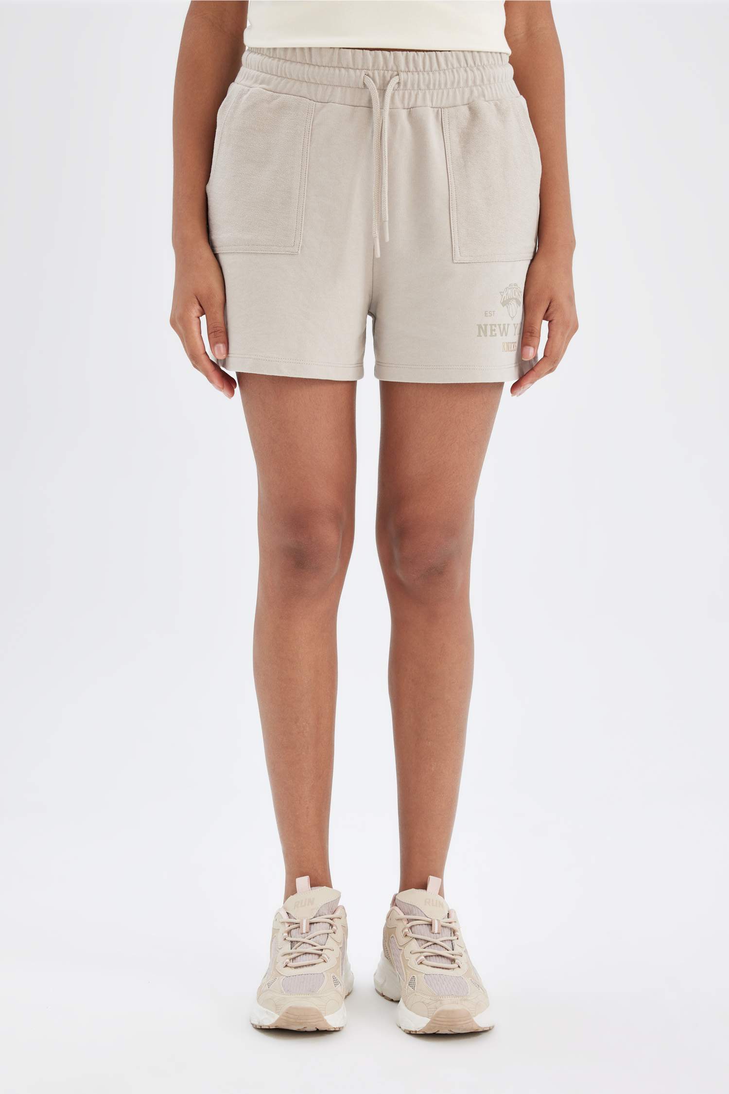 شورت قصير بجيوب من نيويورك نيكس DeFactoFit