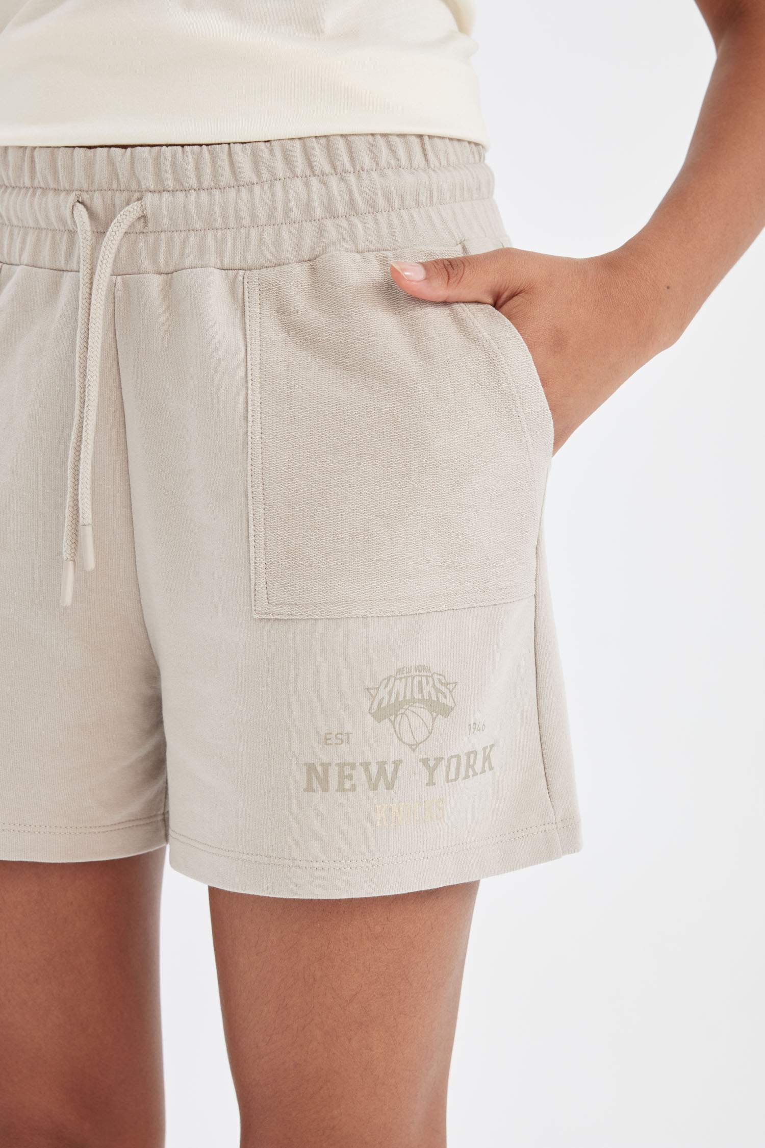 شورت قصير بجيوب من نيويورك نيكس DeFactoFit