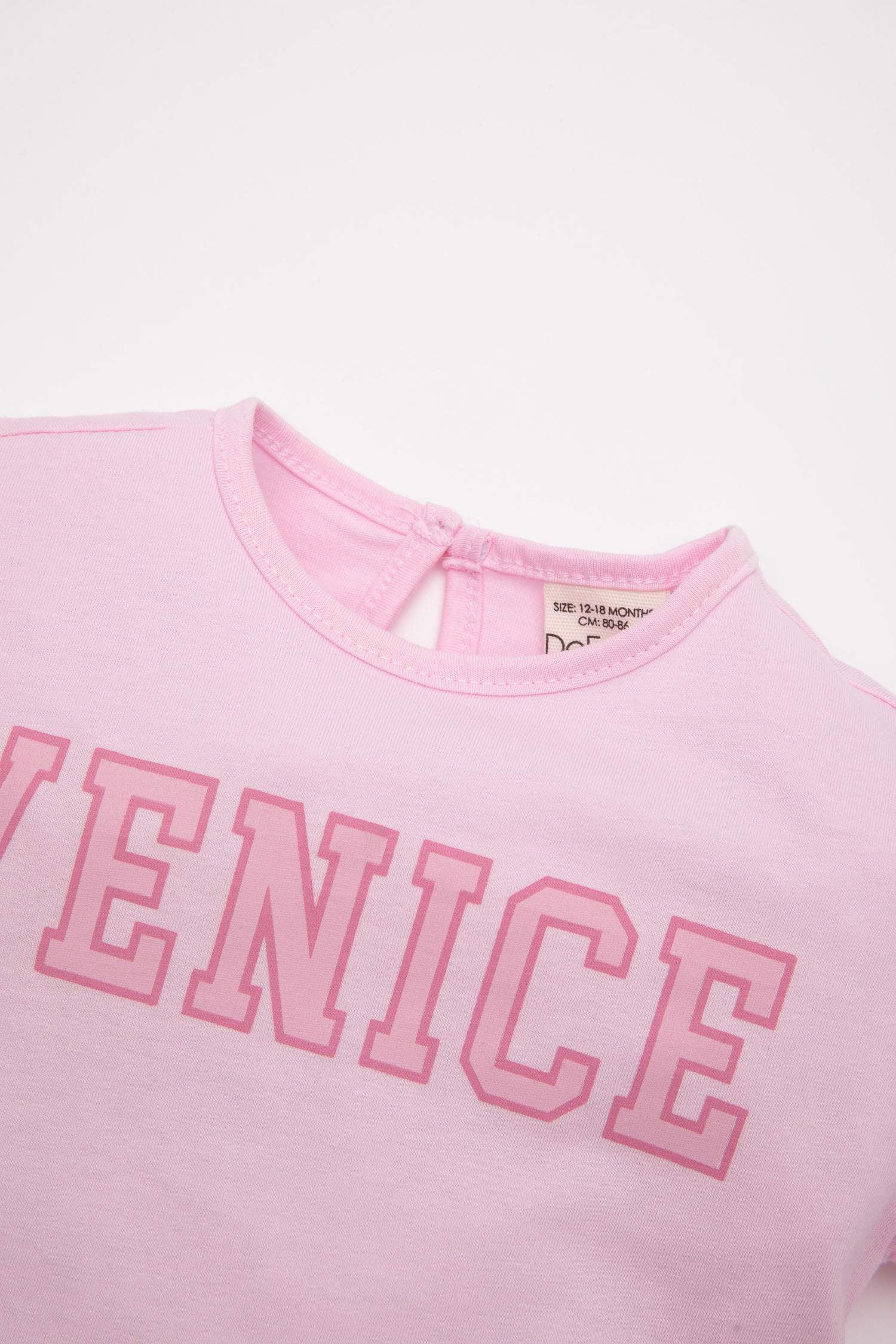 سيت بناتي شورت وتيشيرت بطبعة شعار - قطعتين