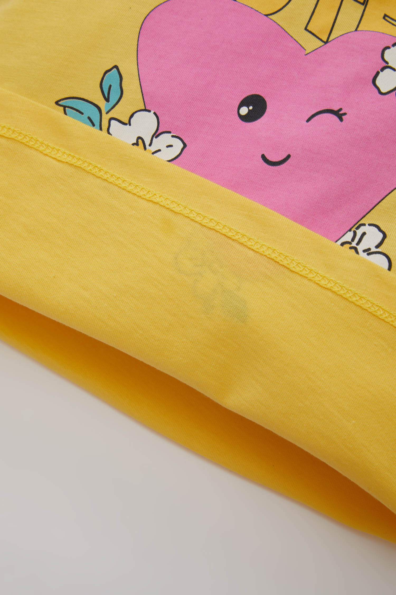 سيت بناتي شورت وتيشيرت بطبعة شعار - قطعتين