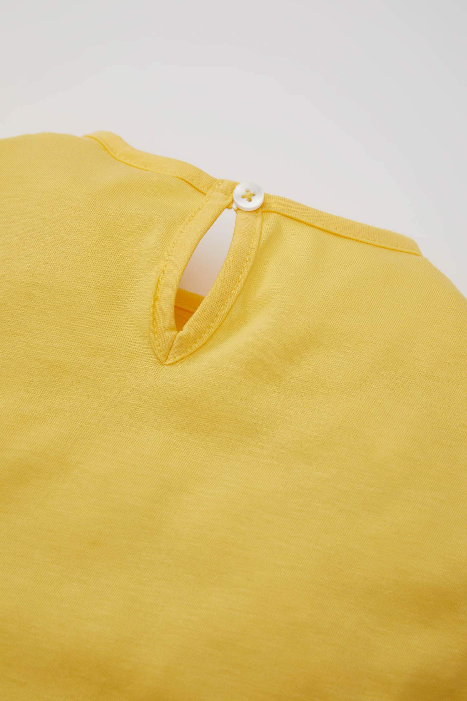 سيت بناتي شورت وتيشيرت بطبعة شعار - قطعتين