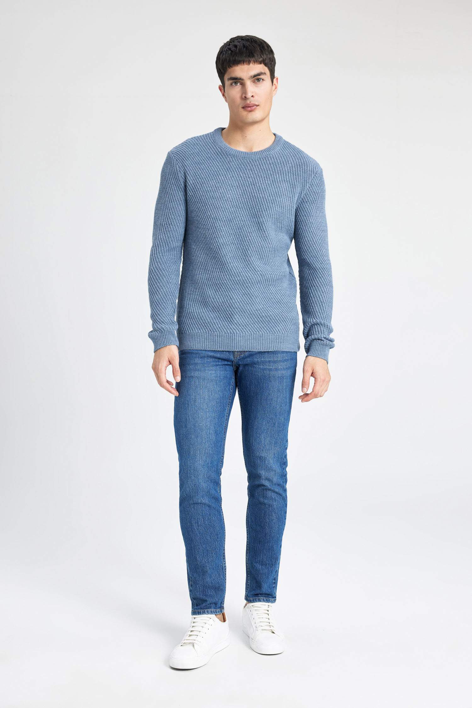 بلوفر تريكو قصة عادية برقبة مستديرة