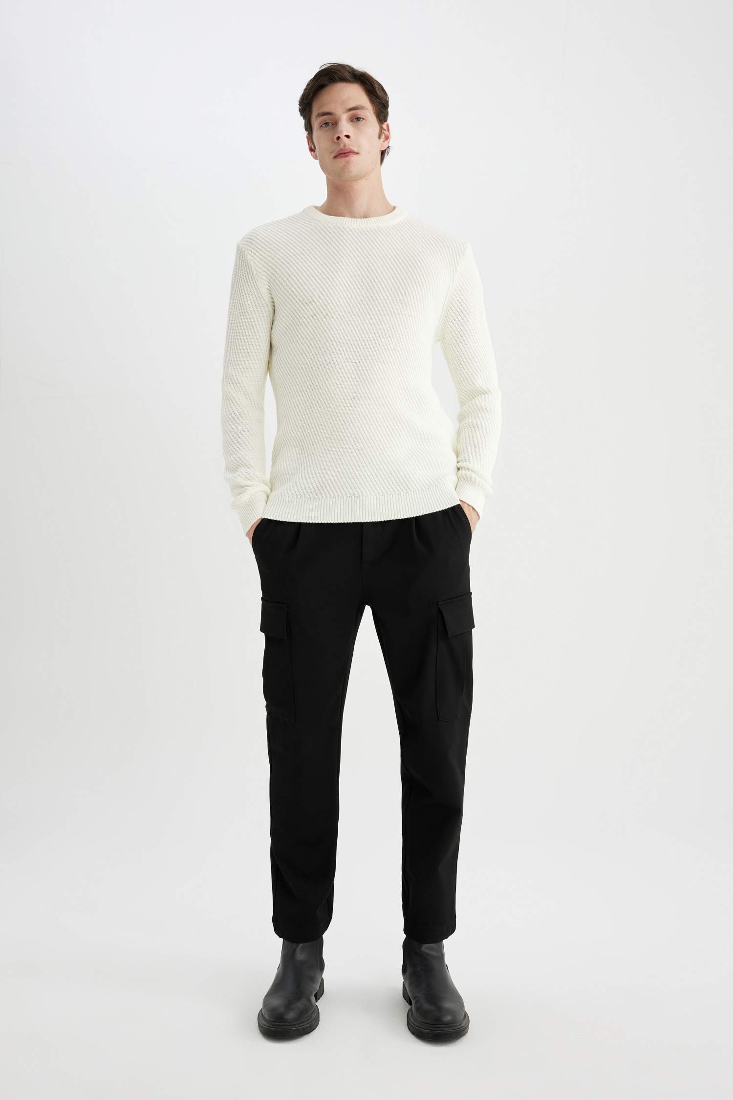 Свитер стандартного кроя с круглым вырезом