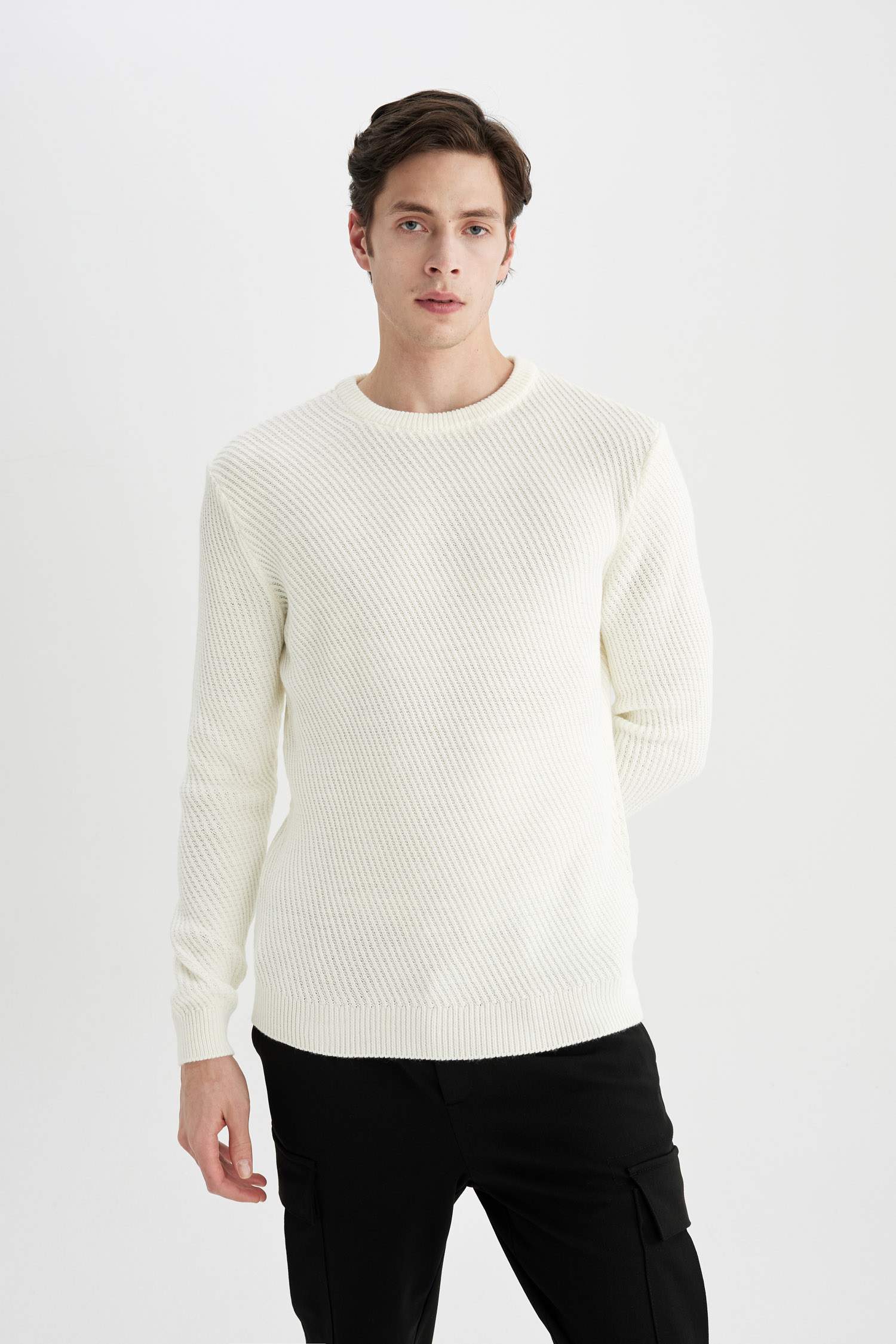 Свитер стандартного кроя с круглым вырезом